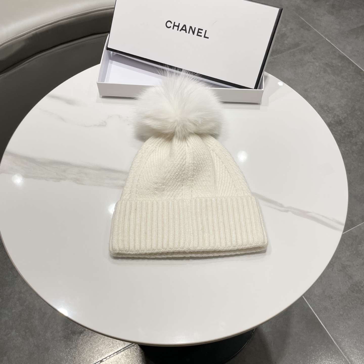 【CHANEL香奈儿】新款配狐狸毛球小香风毛球针织毛线帽，大牌系列，轻奢感满满