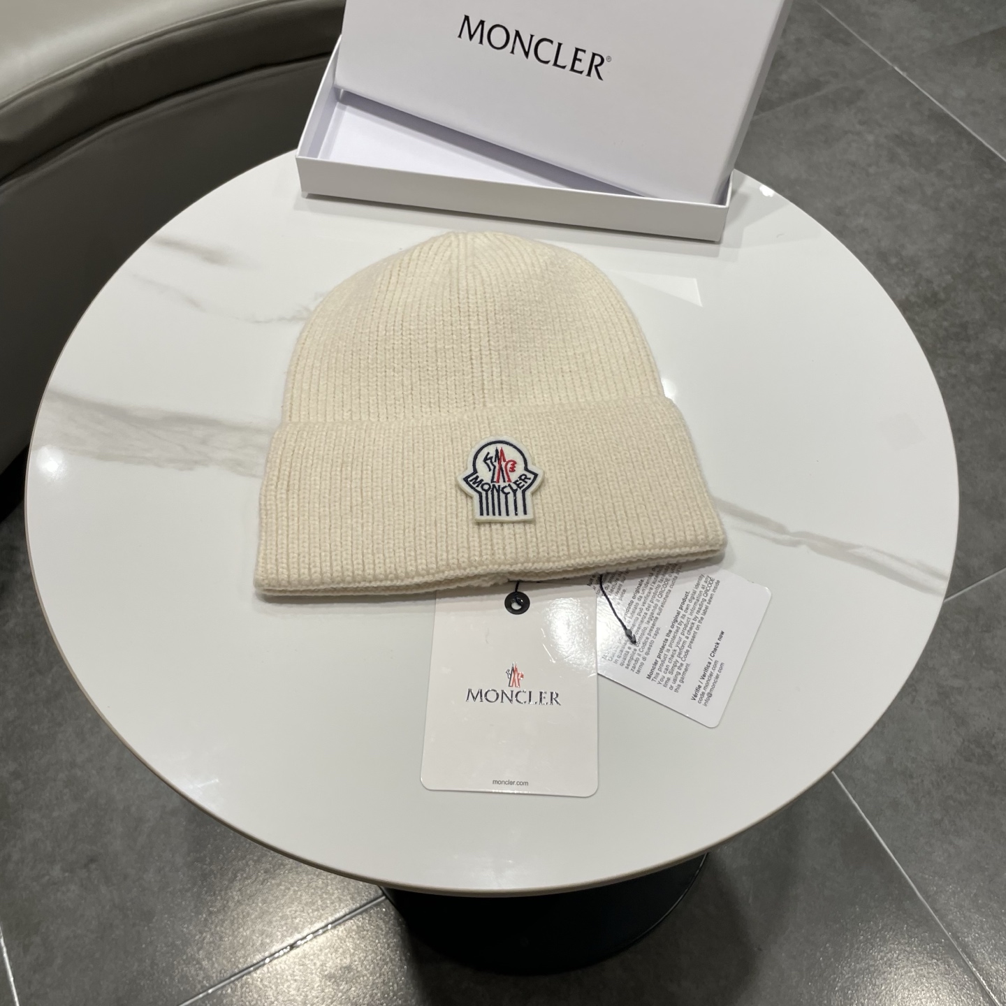 NO:580277,The MONCLER woolen hat is very soft and comfortable, warm and fashionable, simple and elegant, and versatile!  Hats bucket hat, baseball cap, knitted hat, hat, Moncler, espadrilles, hats19860909蒙口针织帽MONCLER毛线帽质量非常柔软舒服,保暖又时尚,简约大气,百搭款！帽子渔夫帽棒球帽针织帽,帽子,Moncler,espadrilles,hats,hat