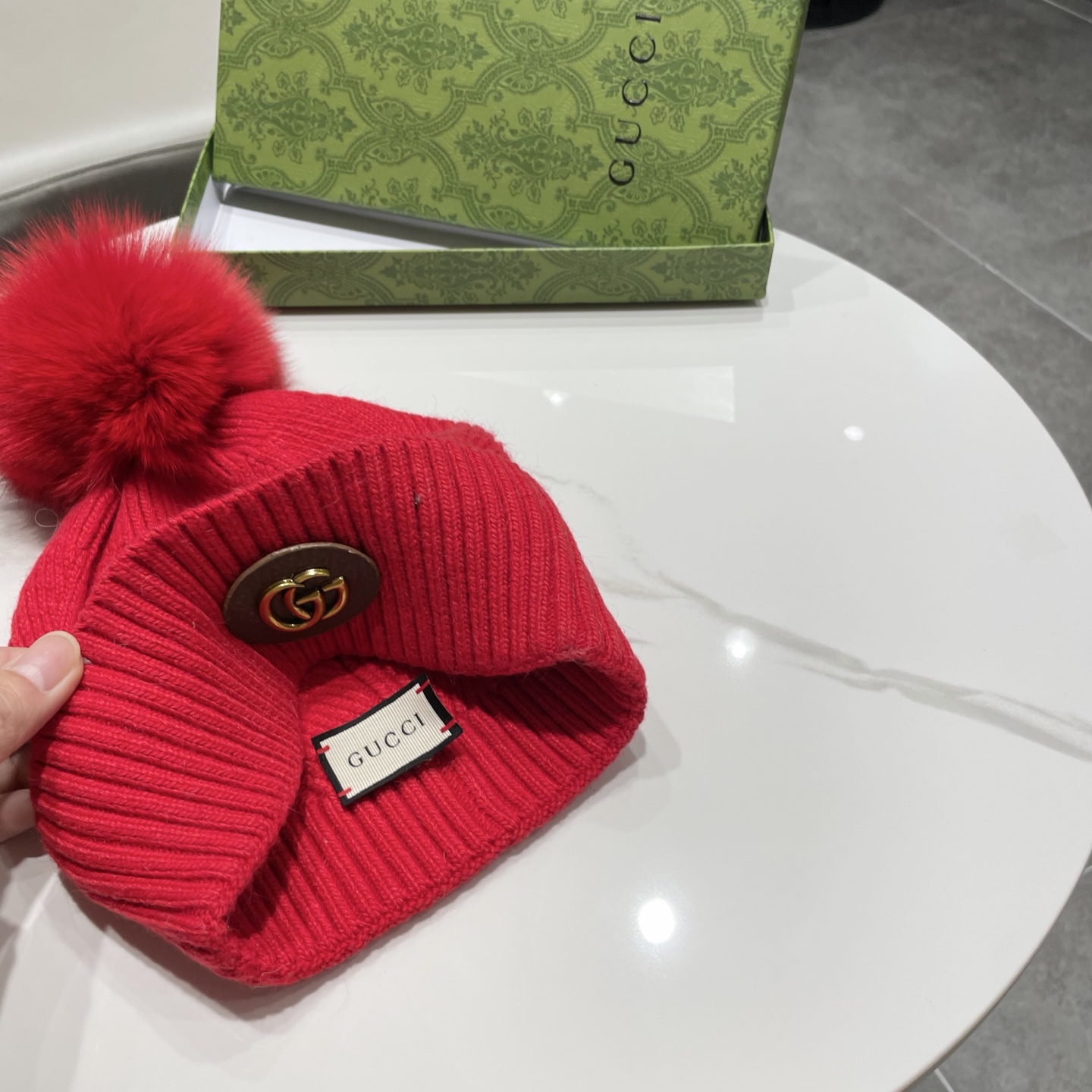 NO:580275,Moncler muzzle knitted hat, gray with gray fur ball, classic small label design, one-size-fits-all design. Hat details - Wool knitted fabric, soft, comfortable and warm - Gray pom-pom decoration, fashionable and versatile - Small label embroidery, exquisite and elegant - One-size-fits-all design, unisex, with tag, quality assurance. Hats, fisherman hats, baseball caps, knitted hats, hats, Moncler, espadrilles, hats19860909Moncler蒙口针织帽,灰色配灰色毛球,经典小标设计,均码设计. 帽子细节 - 羊毛针织面料,柔软舒适保暖 - 灰色毛球装饰,时尚百搭 - 小标刺绣,精致大气 - 均码设计,男女通用 带吊牌,品质保证.帽子渔夫帽棒球帽针织帽,帽子,Moncler,espadrilles,hats,hat