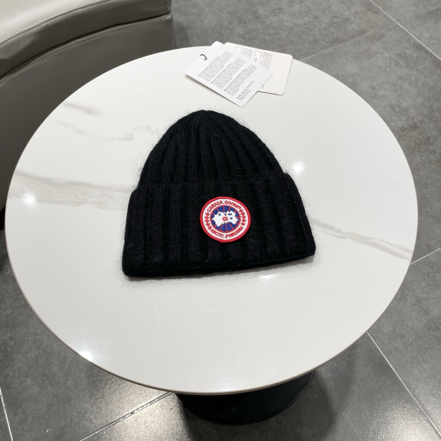 NO:580278,Canada Goose knitted hat, white classic style, one-size-fits-all design. Hat details - Classic polar bear logo, red border embellishment - Coarse knitted fabric, soft and comfortable - One-size-fits-all design, unisex hats, bucket hats, baseball caps, knitted hats, hats, espadrilles, hats19860909Canada Goose大鹅针织帽,白色经典款,均码设计. 帽子细节 - 经典北极熊标志,红色边框点缀 - 粗纹针织面料,柔软舒适 - 均码设计,男女通用帽子渔夫帽棒球帽针织帽,帽子,espadrilles,hats,hat