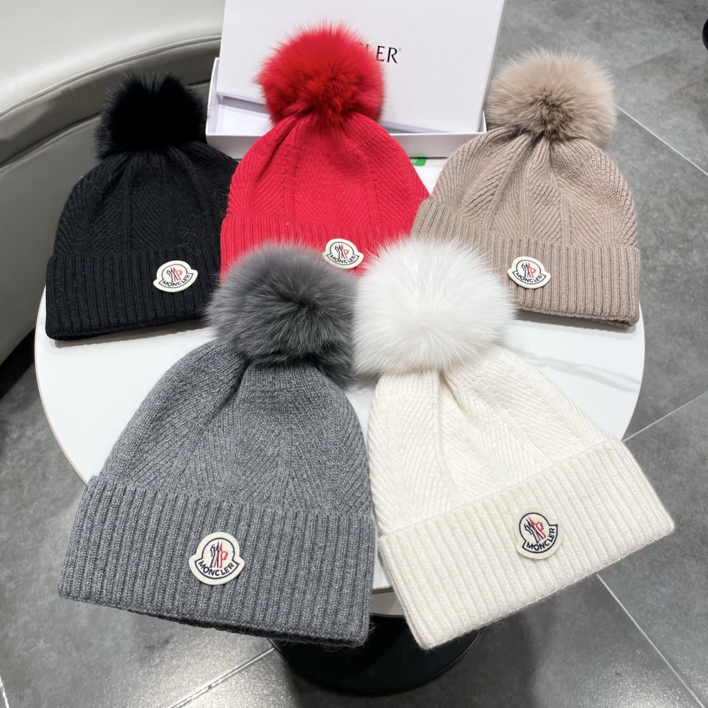 NO:580284,Moncler muzzle knitted hat, gray with gray fur ball, classic small label design, one-size-fits-all design. Hat details - Wool knitted fabric, soft, comfortable and warm - Gray pom-pom decoration, fashionable and versatile - Small label embroidery, exquisite and elegant - One-size-fits-all design, unisex, with tag, quality assurance. Hats, fisherman hats, baseball caps, knitted hats, hats, Moncler, espadrilles, hats19860909Moncler蒙口针织帽,灰色配灰色毛球,经典小标设计,均码设计. 帽子细节 - 羊毛针织面料,柔软舒适保暖 - 灰色毛球装饰,时尚百搭 - 小标刺绣,精致大气 - 均码设计,男女通用 带吊牌,品质保证.帽子渔夫帽棒球帽针织帽,帽子,Moncler,espadrilles,hats,hat