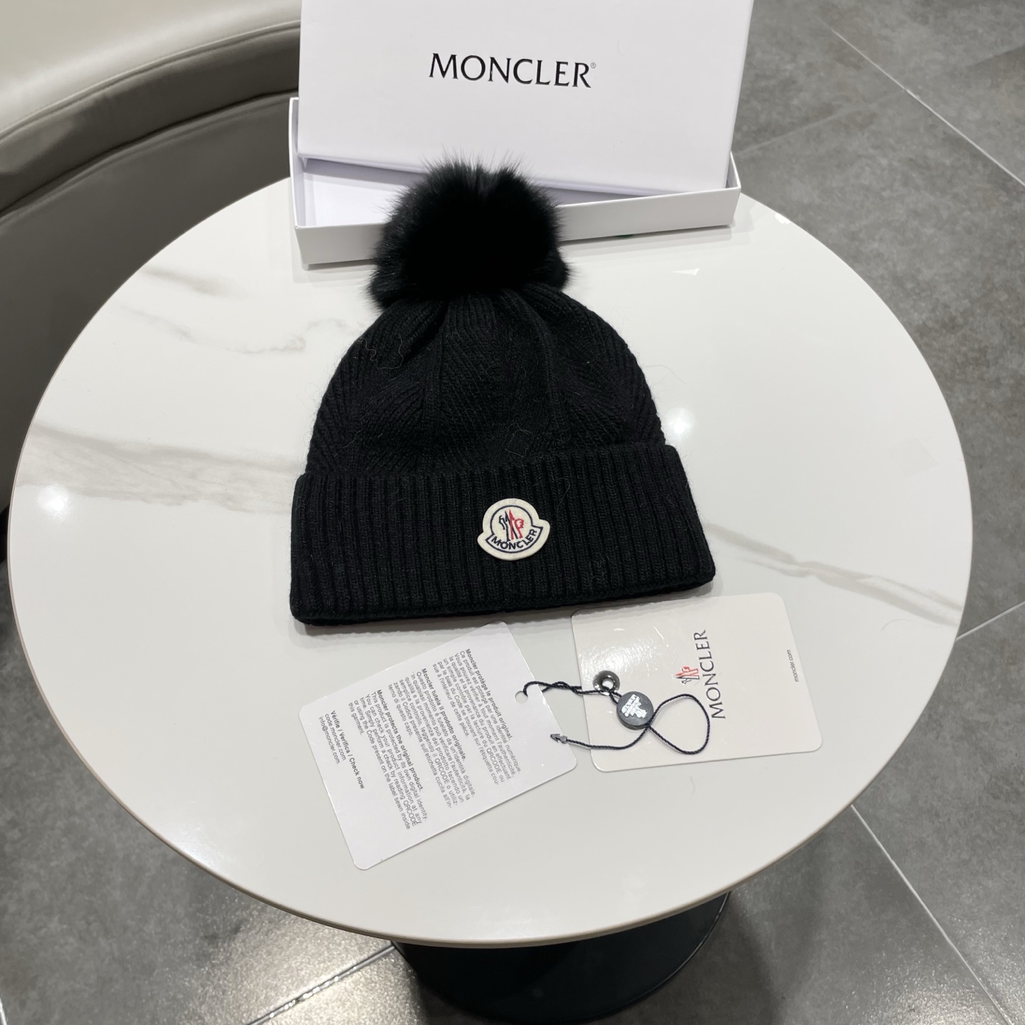 NO:580281,Moncler muzzle knitted hat, gray with gray fur ball, classic small label design, one-size-fits-all design. Hat details - Wool knitted fabric, soft, comfortable and warm - Gray pom-pom decoration, fashionable and versatile - Small label embroidery, exquisite and elegant - One-size-fits-all design, unisex, with tag, quality assurance. Hats, fisherman hats, baseball caps, knitted hats, hats, Moncler, espadrilles, hats19860909Moncler蒙口针织帽,灰色配灰色毛球,经典小标设计,均码设计. 帽子细节 - 羊毛针织面料,柔软舒适保暖 - 灰色毛球装饰,时尚百搭 - 小标刺绣,精致大气 - 均码设计,男女通用 带吊牌,品质保证.帽子渔夫帽棒球帽针织帽,帽子,Moncler,espadrilles,hats,hat