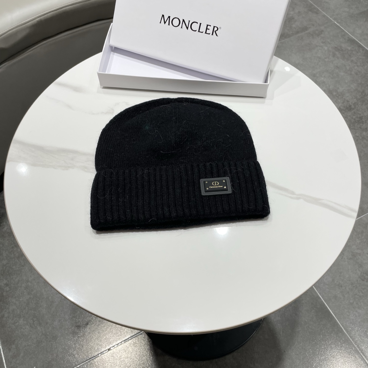 NO:580276,Dior co-branded knitted hat, available in four colors: off-white, gray, black and pure white. Classic double C logo design, black metal sign embellishment. Hat details - Pure wool knitted fabric, warm and comfortable - Classic vertical stripe design, simple and elegant - Exquisite and fashionable - Hats, fisherman hats, baseball caps, knitted hats, hats, dior, espadrilles, hats19860909Dior联名针织帽,四色可选米白、灰色、黑色、纯白.经典双C标志设计,黑色金属标牌点缀. 帽子细节 - 纯羊毛针织面料,保暖舒适 - 经典竖条纹设计,简约大气 - 精致时尚 -帽子渔夫帽棒球帽针织帽,帽子,dior,espadrilles,hats,hat