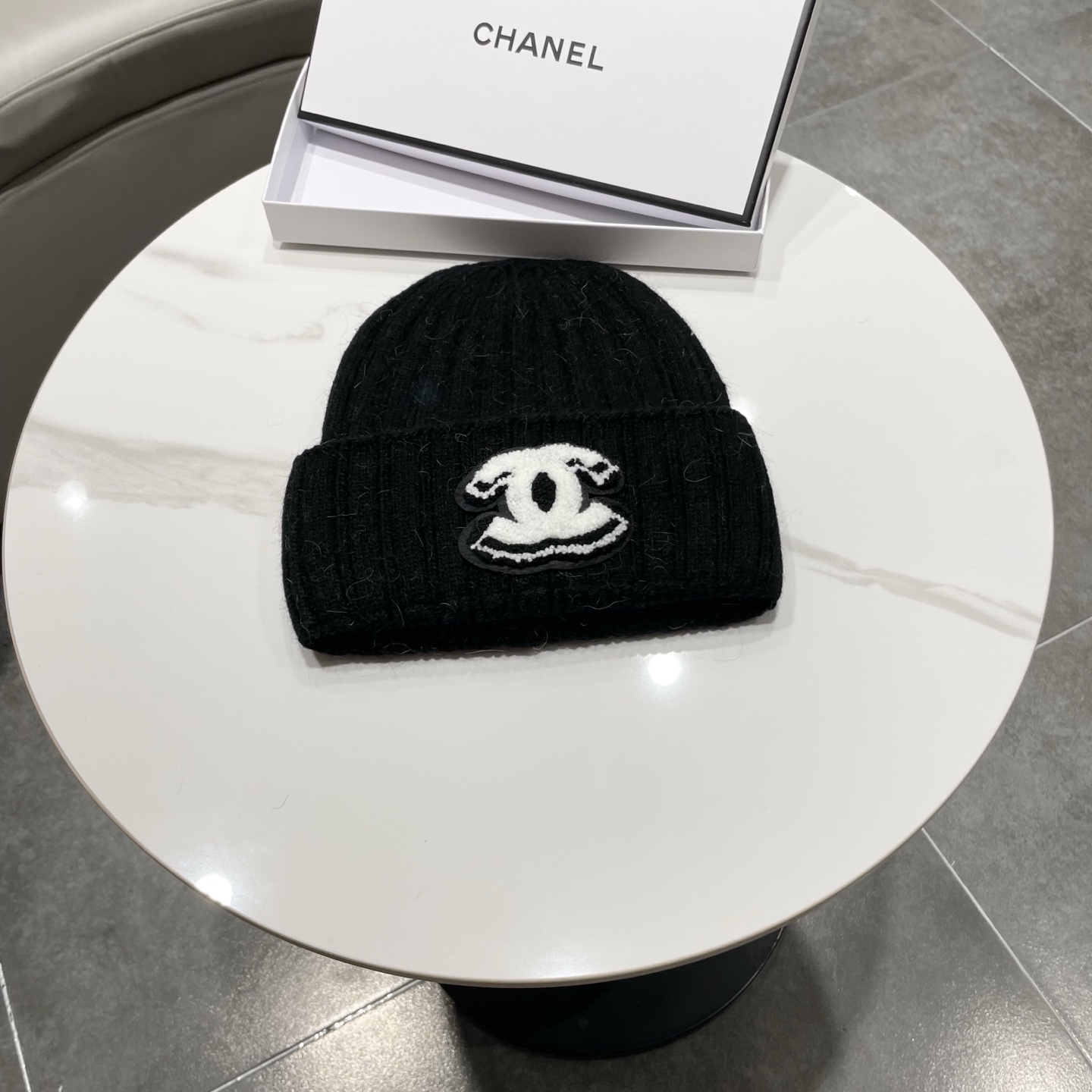 NO:580290,Chanel knitted hat, double C logo, fashionable and versatile. The hat is made of high-quality rabbit fur fabric, soft and comfortable, and has good thermal insulation effect. One-size-fits-all design, suitable for various head sizes, unisex. The hat has a simple atmosphere. Hats, fisherman hats, baseball caps, knitted hats, hats, chanel, chanel, espadrilles, hats19860909Chanel香奈儿针织帽,双C标志,时尚百搭.帽子采用优质兔毛面料,柔软舒适,保暖效果好.均码设计,适合各种头围,男女通用.帽子上有简约大气.帽子渔夫帽棒球帽针织帽,帽子,chanel,chanel,espadrilles,hats,hat