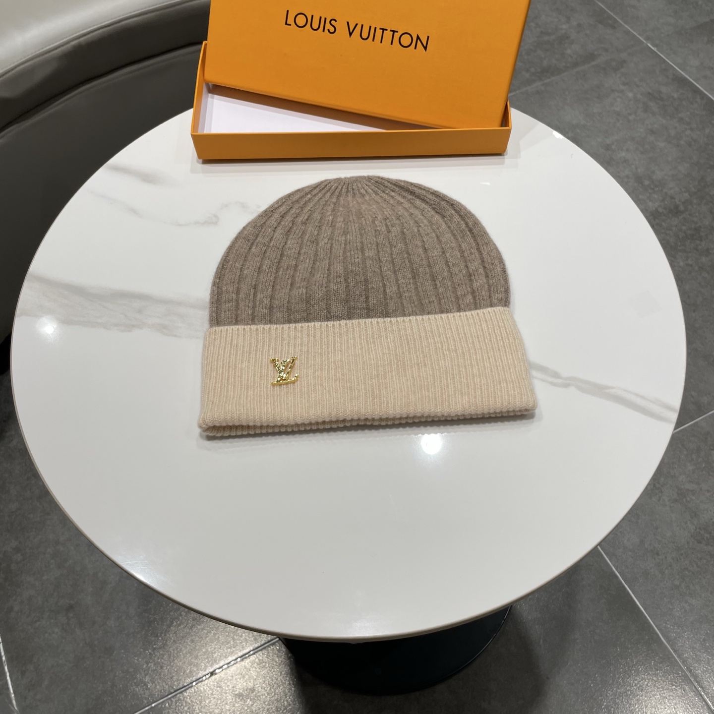 NO:580293,LV Louis Vuitton knitted hat, splicing design, wool fabric with classic metal small label embellishment. The hat is made of high-quality knitted fabric, soft and comfortable, and has good thermal insulation effect. Hat details - Metal LV logo embroidery, exquisite and elegant - One-size-fits-all design, unisex - Stiff hat, warm and comfortable, quality assurance. Suitable for autumn and winter, versatile and fashionable. Hats, fisherman hats, baseball caps, knitted hats, hats, louis vuitton, louis vuitton, espadrilles, hats19860909LV路易威登针织帽,拼接设计,羊毛面料经典金属小标点缀.帽子采用优质针织面料,柔软舒适,保暖效果好. 帽子细节 - 金属LV标志刺绣,精致大气 - 均码设计,男女通用 - 帽型挺括,保暖舒适 品质保证.适合秋冬季节佩戴,百搭时尚.帽子渔夫帽棒球帽针织帽,帽子,louis vuitton,louis vuitton,espadrilles,hats,hat