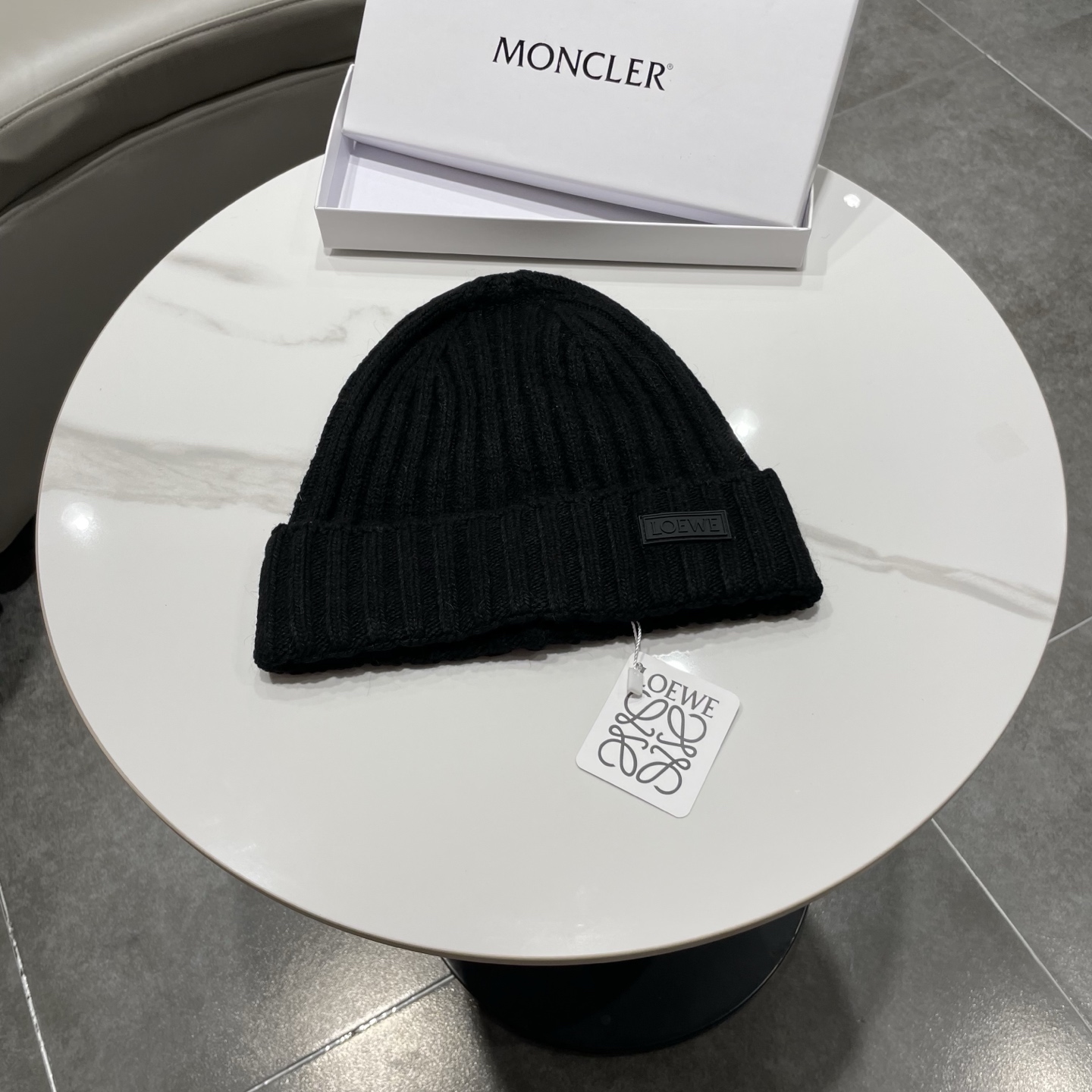 NO:580267,Loewe knitted hat, classic logo design, the hat body is made of high-quality knitted fabric, the vertical stripe texture is clear, and the workmanship is exquisite. Simple and elegant. The hat shape is crisp, warm and comfortable. With hang tag, quality assurance. Hats, fisherman hats, baseball caps, knitted hats, hats, loewe, loewe, espadrilles, hats19860909Loewe罗意威针织帽,经典logo设计,帽身采用优质针织面料,竖条纹纹理清晰,做工精致. 简约大方.帽型挺括,保暖舒适.带吊牌,品质保证.帽子渔夫帽棒球帽针织帽,帽子,loewe,loewe,espadrilles,hats,hat