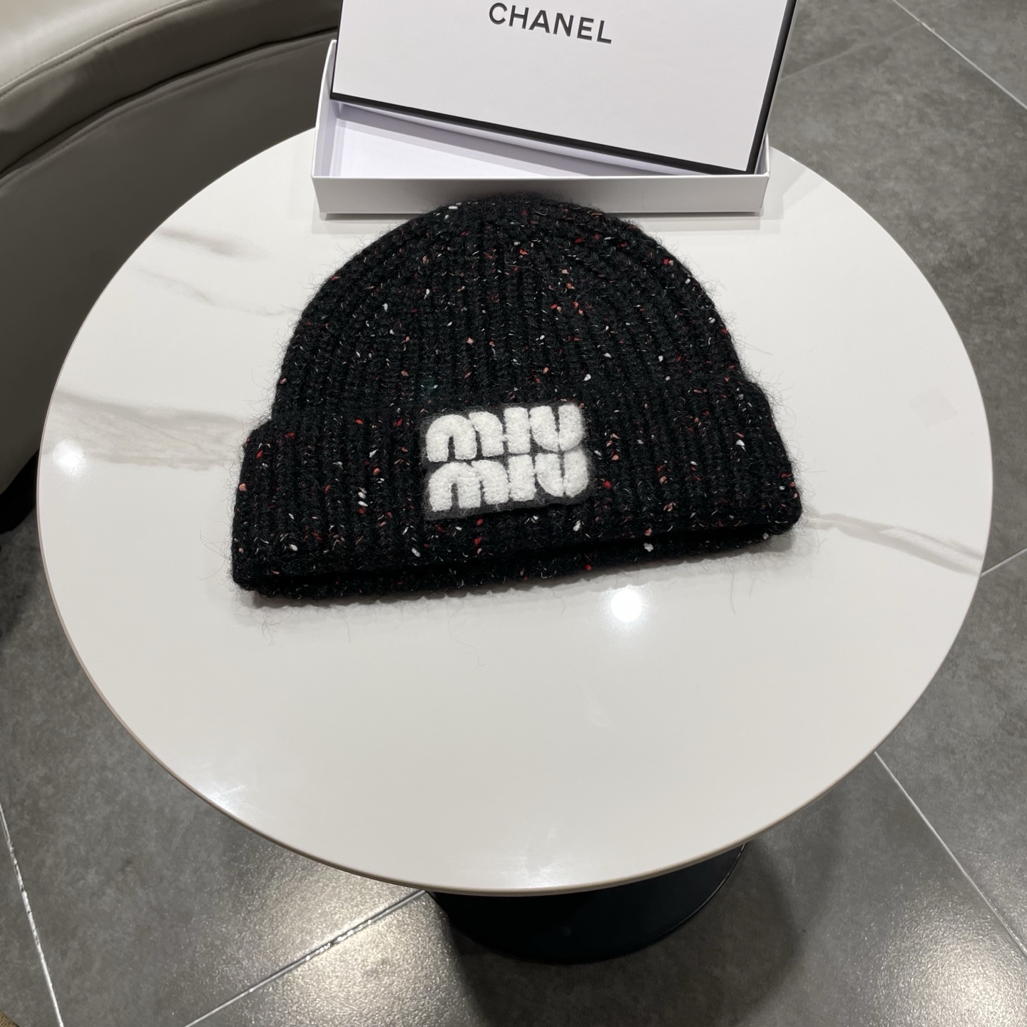 NO:580270,miumiu knitted hat, black blended fabric, classic logo design, four colors available: black, white, off-white, pink. The yellow hat is made of high-quality mohair blended fabric, soft and warm, one-size-fits-all design, suitable for all head sizes. Hat details - Classic logo, fashionable and versatile - Black blended fabric, soft and comfortable - One-size-fits-all design, can be worn by both men and women - Hats, fisherman hats, baseball caps, knitted hats, hats, miumiu, espadrilles, hats19860909miumiu针织帽,黑色混纺面料,经典logo设计,四色可选黑色、白色、米白、粉色.黄色帽子采用优质马海毛混纺面料,柔软保暖,均码设计,适合各种头围. 帽子细节 - 经典logo时尚百搭 - 黑色混纺面料,柔软舒适 - 均码设计,男女都能戴 - 帽子渔夫帽棒球帽针织帽,帽子,miumiu,espadrilles,hats,hat