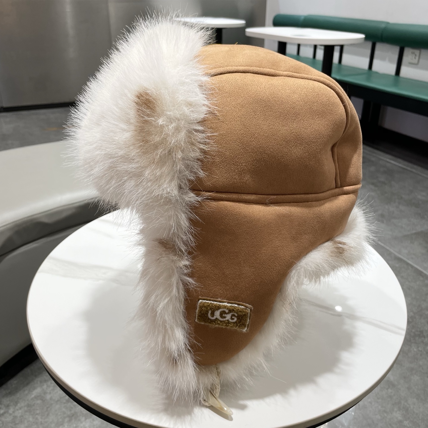 NO:580273,ugg plush thunder hat, black with white plush decoration, classic style. With white plush ear protection, warm and comfortable. The hat body is black and simple, the plush part is fluffy and full, and has good thermal insulation effect. Logo embroidery, exquisite and generous. The head circumference is adjustable, suitable for 55-60cm. Suitable for winter outdoor activities, cycling, and cold protection. Hats, fisherman hats, baseball caps, knitted hats, hats, espadrilles, hats19860909ugg毛绒雷锋帽,黑色配白色毛绒装饰,经典款式.搭配白色毛绒护耳,保暖舒适. 帽身黑色简约大气,毛绒部分蓬松饱满,保暖效果好.logo刺绣,精致大方. 头围可调节,适合55-60cm的佩戴.适合冬季户外活动、骑行、防寒使用.帽子渔夫帽棒球帽针织帽,帽子,espadrilles,hats,hat