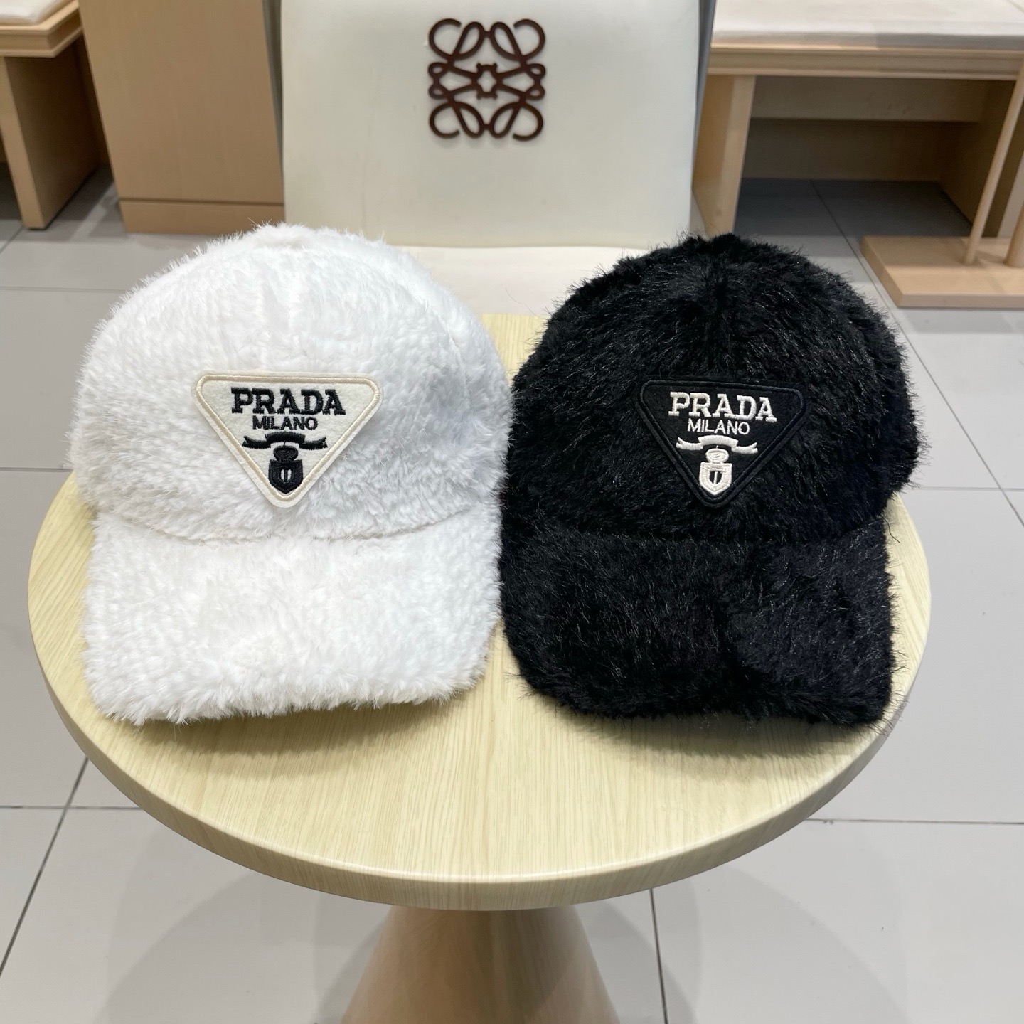 普拉达Prada新款毛毛绒棒球帽，欧美时尚风格，秋冬佩戴款！不入手真的要后悔！