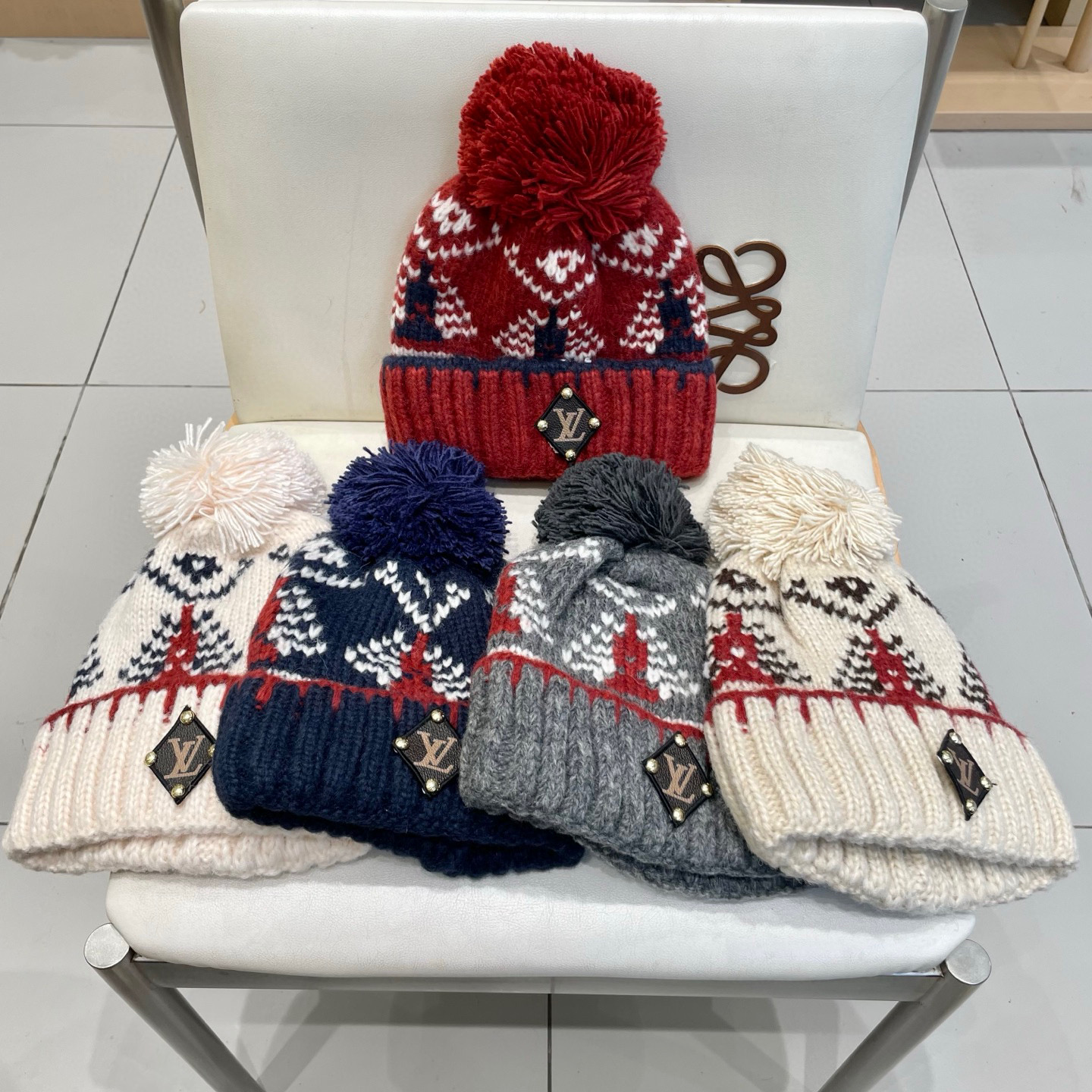 Lv路易威登复古提花毛球针织帽子女2025新款秋冬季保暖护耳显脸小防寒毛线帽