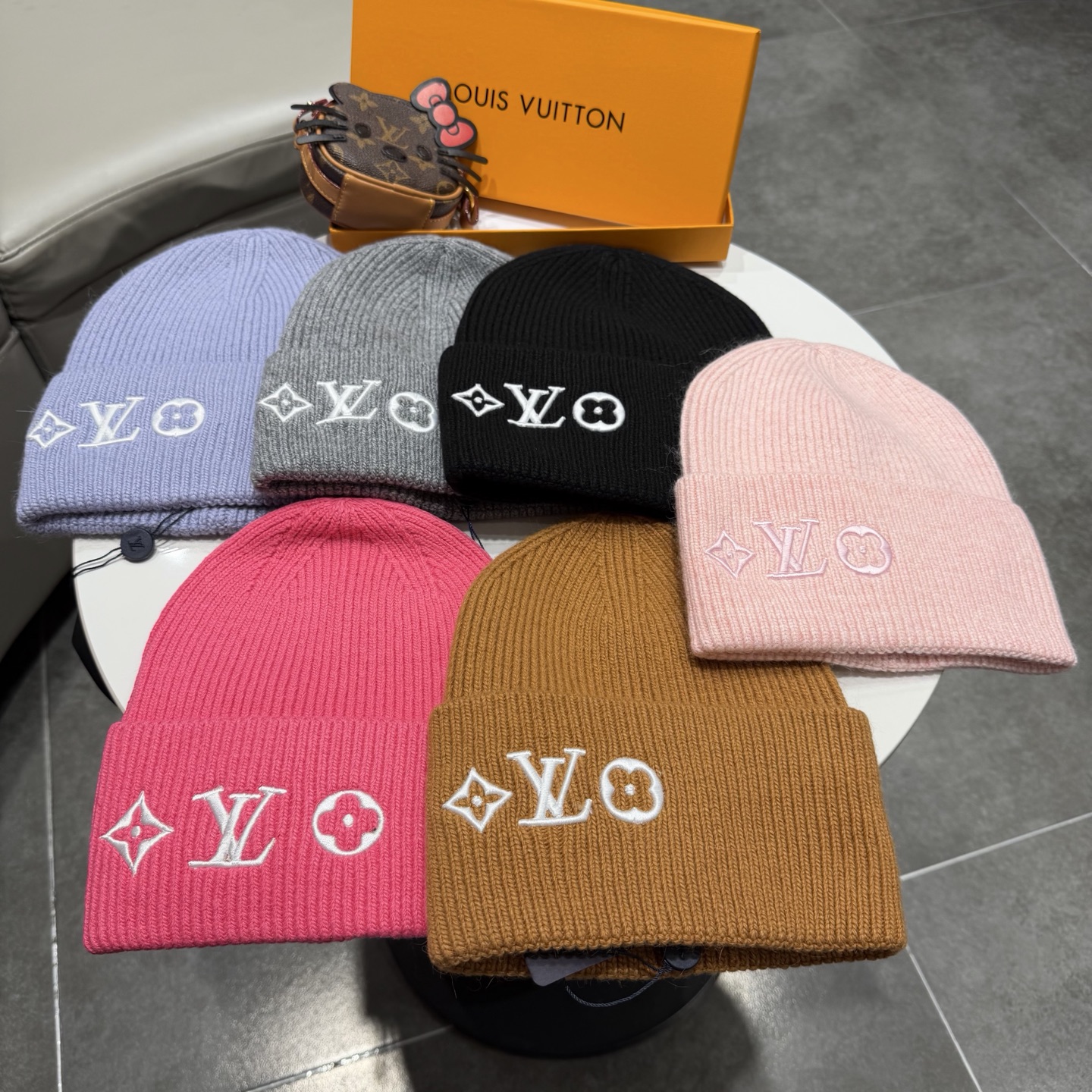 ⚫️Lv官网针织帽非常百搭 男女通用 亲们可以看细节，车工整齐 透气舒适，采用进口毛线料！潮人必备！