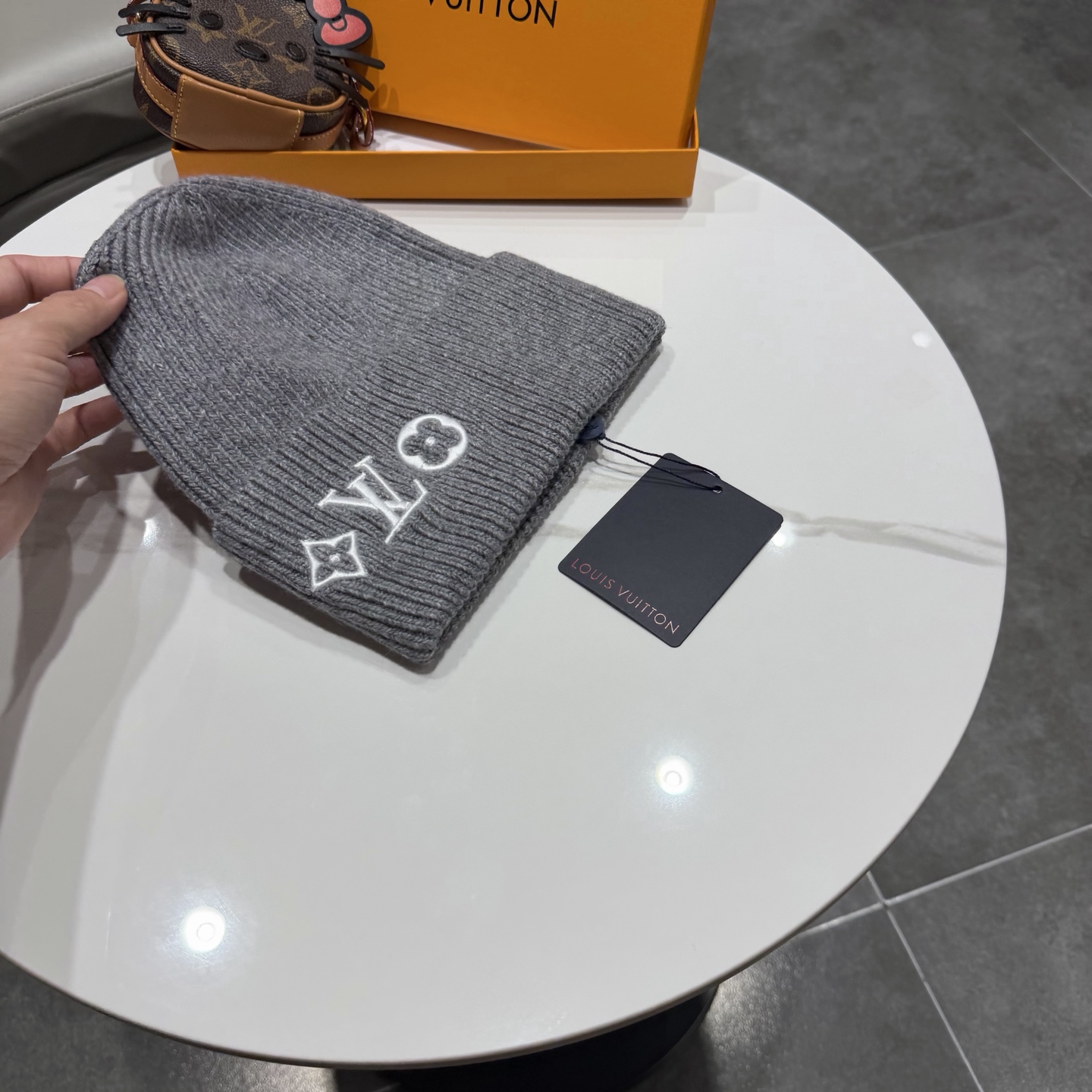 ⚫️Lv官网针织帽非常百搭 男女通用 亲们可以看细节，车工整齐 透气舒适，采用进口毛线料！潮人必备！