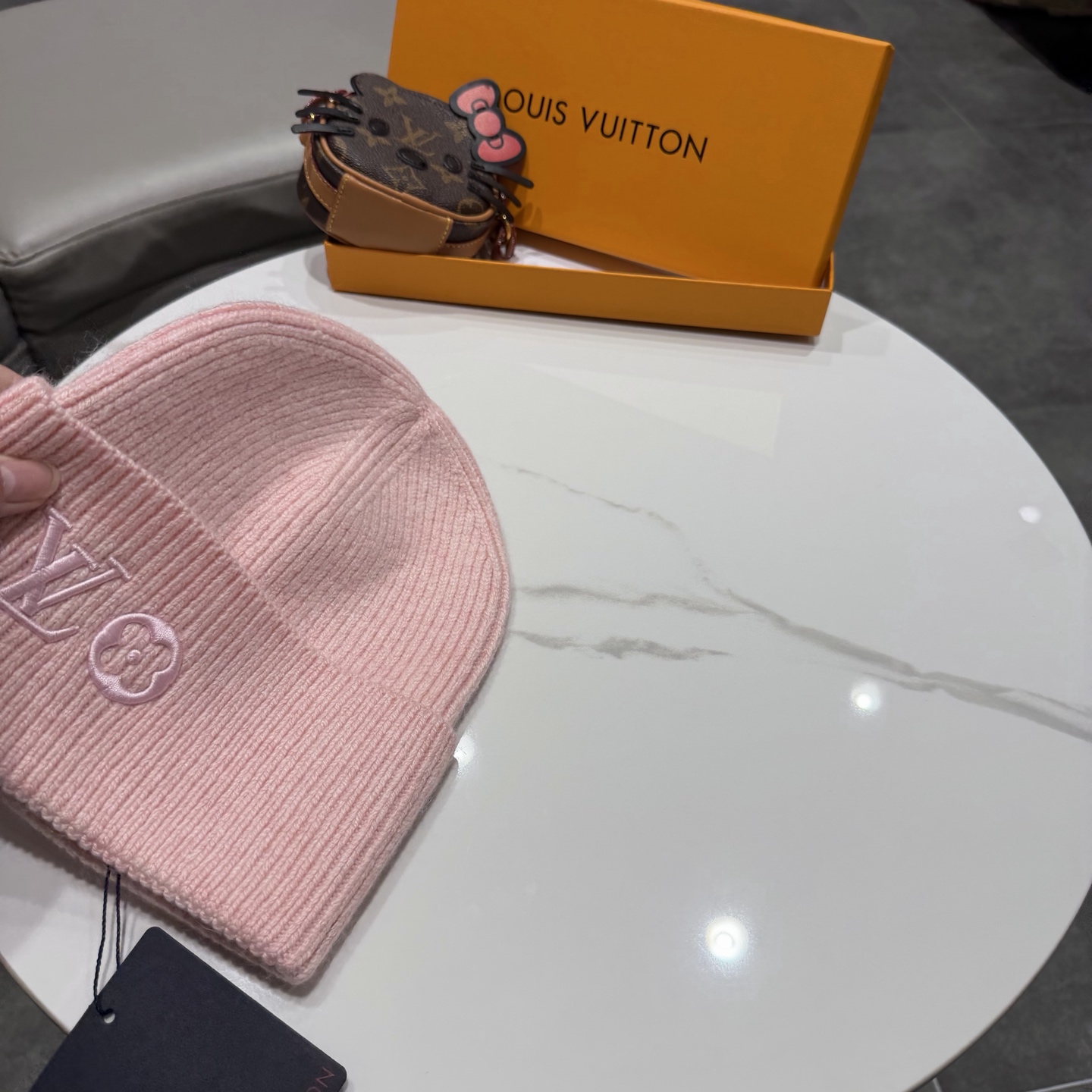 ⚫️Lv官网针织帽非常百搭 男女通用 亲们可以看细节，车工整齐 透气舒适，采用进口毛线料！潮人必备！