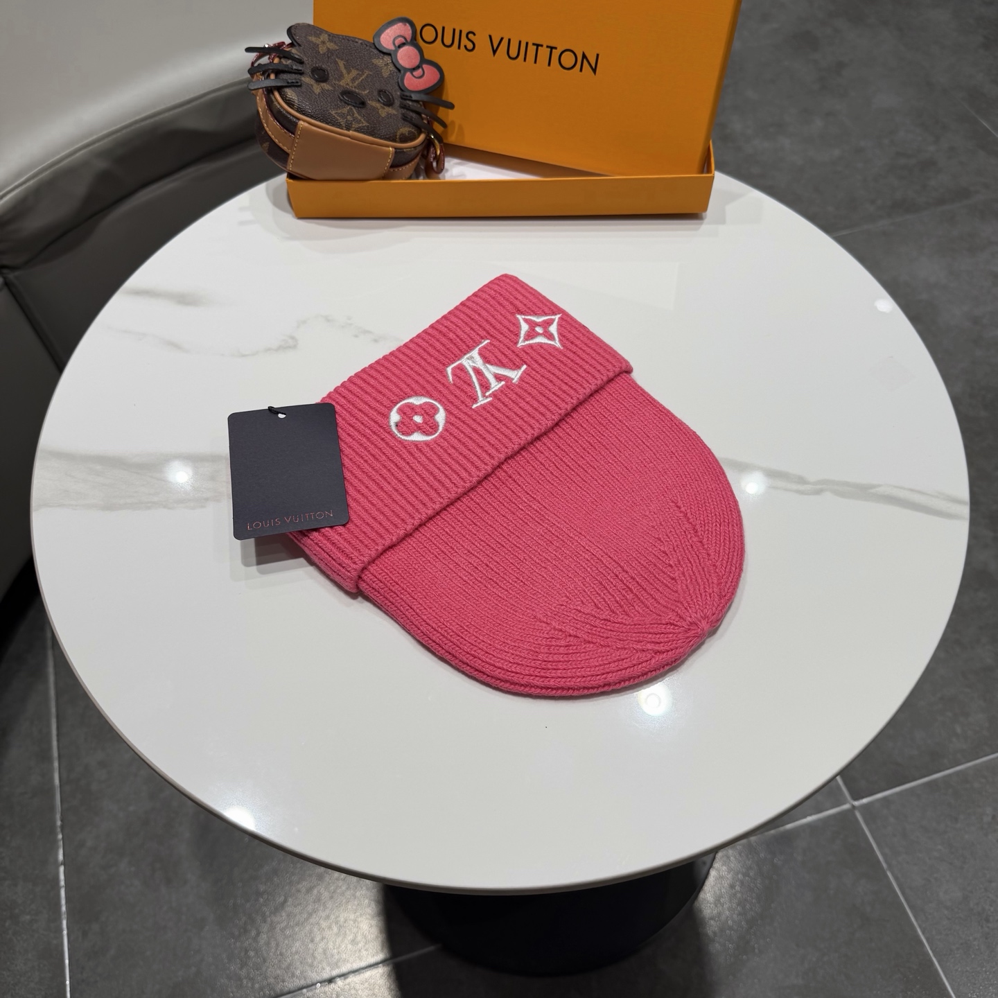 ⚫️Lv官网针织帽非常百搭 男女通用 亲们可以看细节，车工整齐 透气舒适，采用进口毛线料！潮人必备！