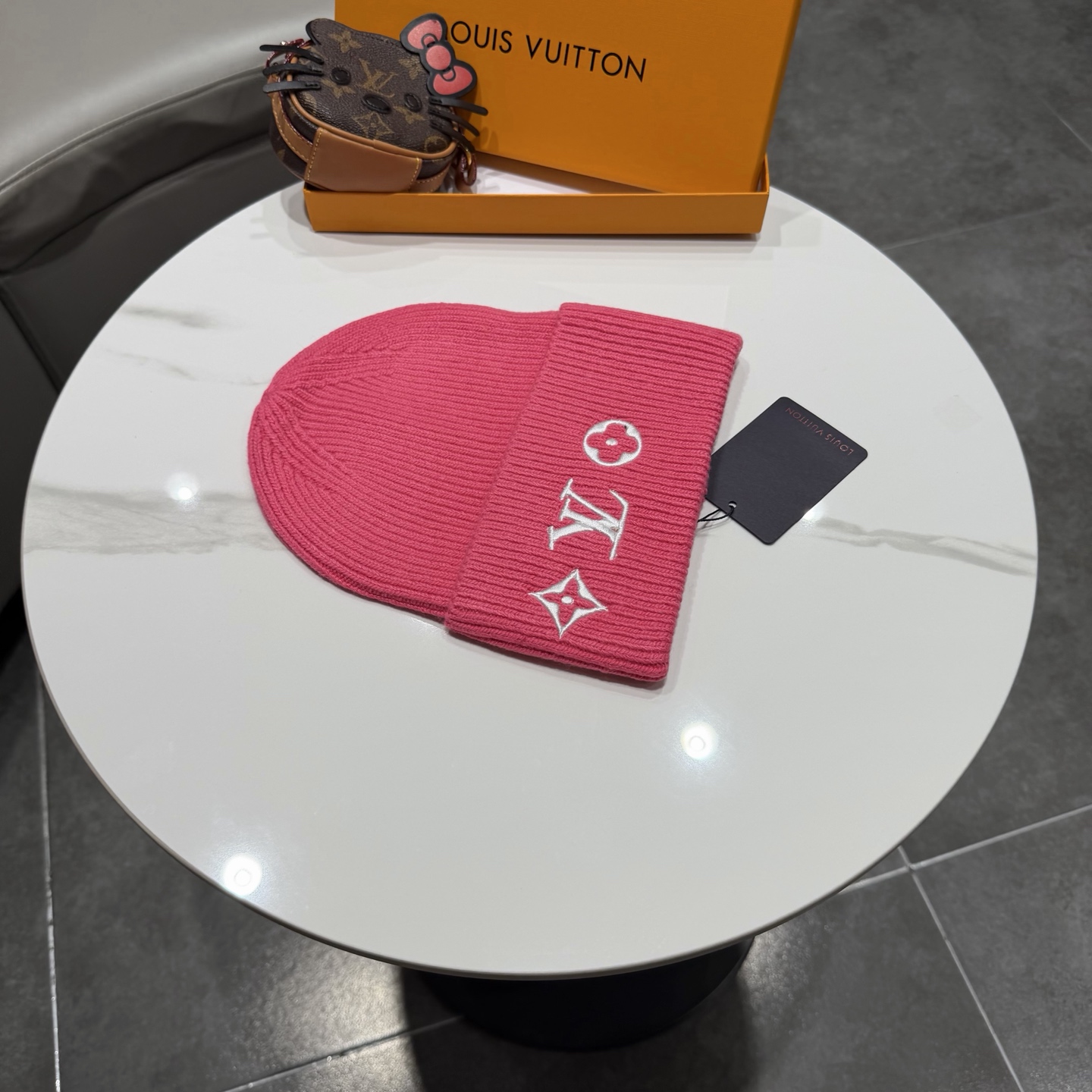 ⚫️Lv官网针织帽非常百搭 男女通用 亲们可以看细节，车工整齐 透气舒适，采用进口毛线料！潮人必备！