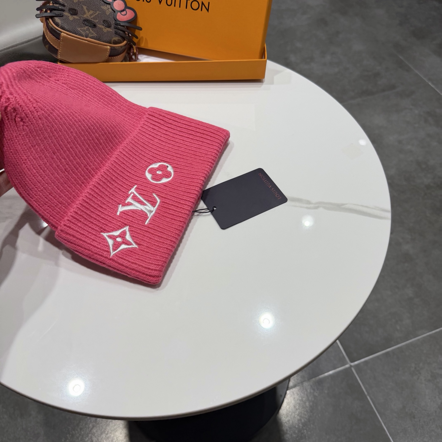 ⚫️Lv官网针织帽非常百搭 男女通用 亲们可以看细节，车工整齐 透气舒适，采用进口毛线料！潮人必备！