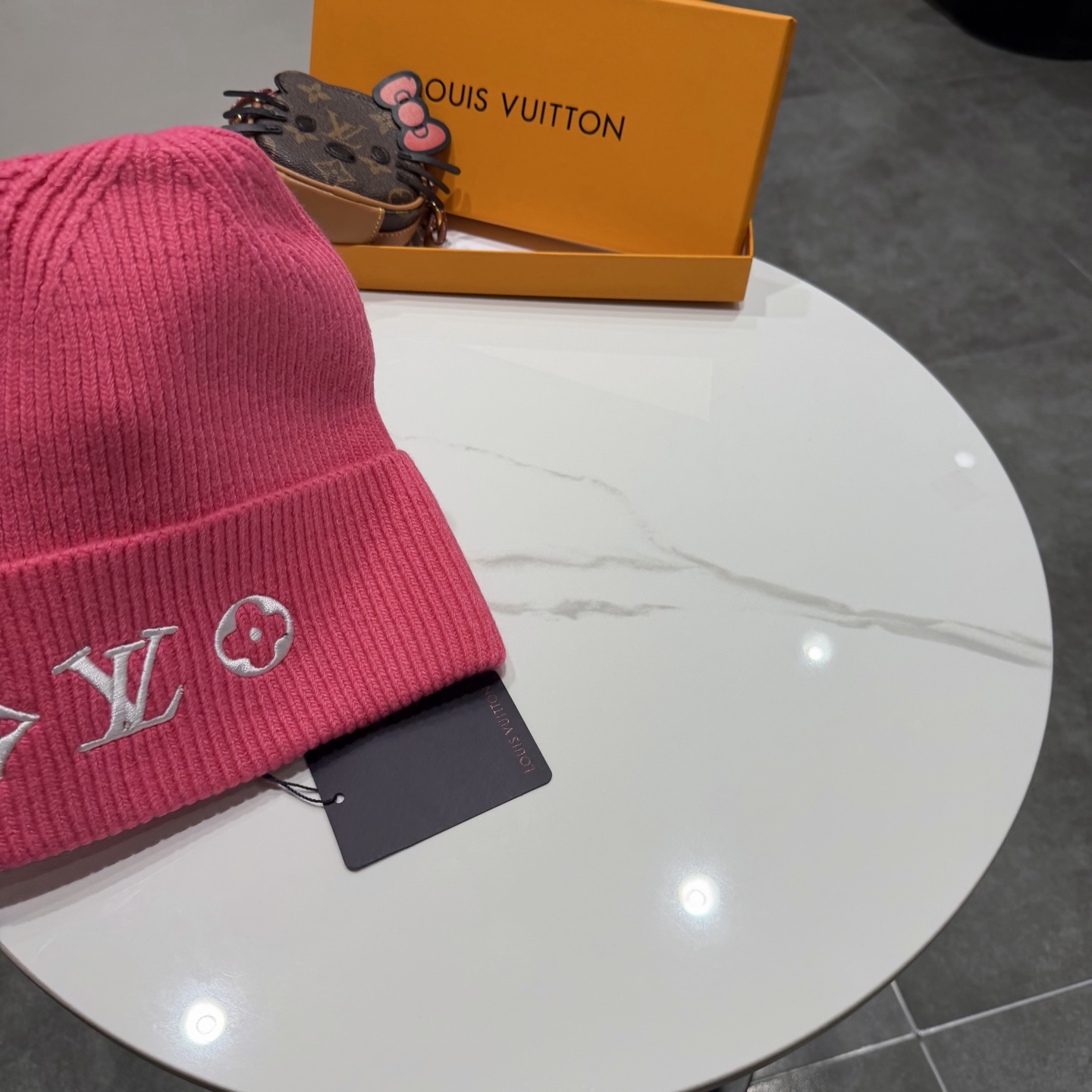 ⚫️Lv官网针织帽非常百搭 男女通用 亲们可以看细节，车工整齐 透气舒适，采用进口毛线料！潮人必备！