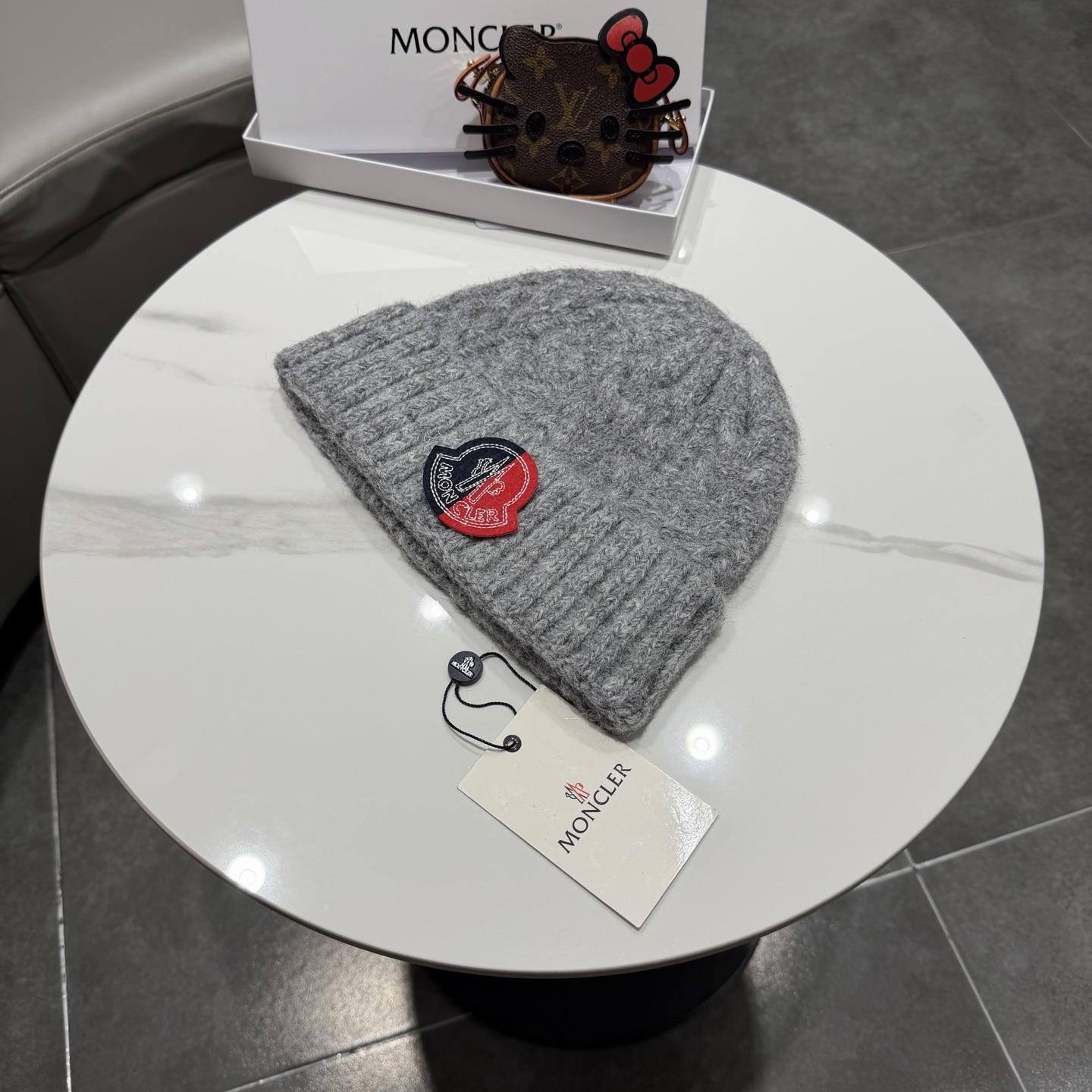 NO:580497,Moncler Mouth Mouth ~ Twist-shaped thick woolen hat. Super retro taste online. It is different from the colorful ones on the street now. This one has good connotation. The thick woolen yarn is wound like an iron rope. The thick edge design makes the face smaller. If you are discerning, I recommend this hat to you. Fisherman hat, baseball cap, knitted hat, hat, Moncler, espadrilles, hats19860909Moncler蒙口～麻花形厚款毛线帽 超复古的品位在线 区别现在满大街花花绿绿的 这款好有内涵 加粗毛线成铁索状缠绕 粗围边设计很显脸小 有眼光的这款推荐你帽子渔夫帽棒球帽针织帽,帽子,Moncler,espadrilles,hats,hat