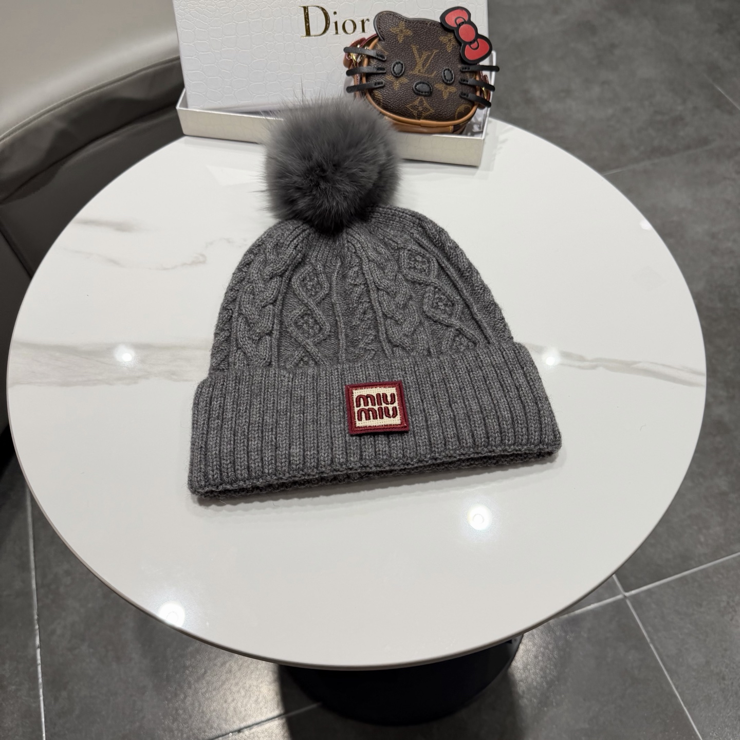 NO:580591,miumiu Miu Miu Autumn and Winter Woolen Hat This high-end quality is starting from scratch!  Highly recommended to everyone. This hat goes well with any type of clothing. It can be both casual and sweet. Hats, bucket hats, baseball caps, knitted hats, hats, miumiu, espadrilles, hats19860909miumiu缪缪秋冬毛线帽 这种高级简直质感从头开始了！巨推荐大家 这顶不管什么类型的衣服都好配 休闲和甜美都能牢牢拿捏帽子渔夫帽棒球帽针织帽,帽子,miumiu,espadrilles,hats,hat