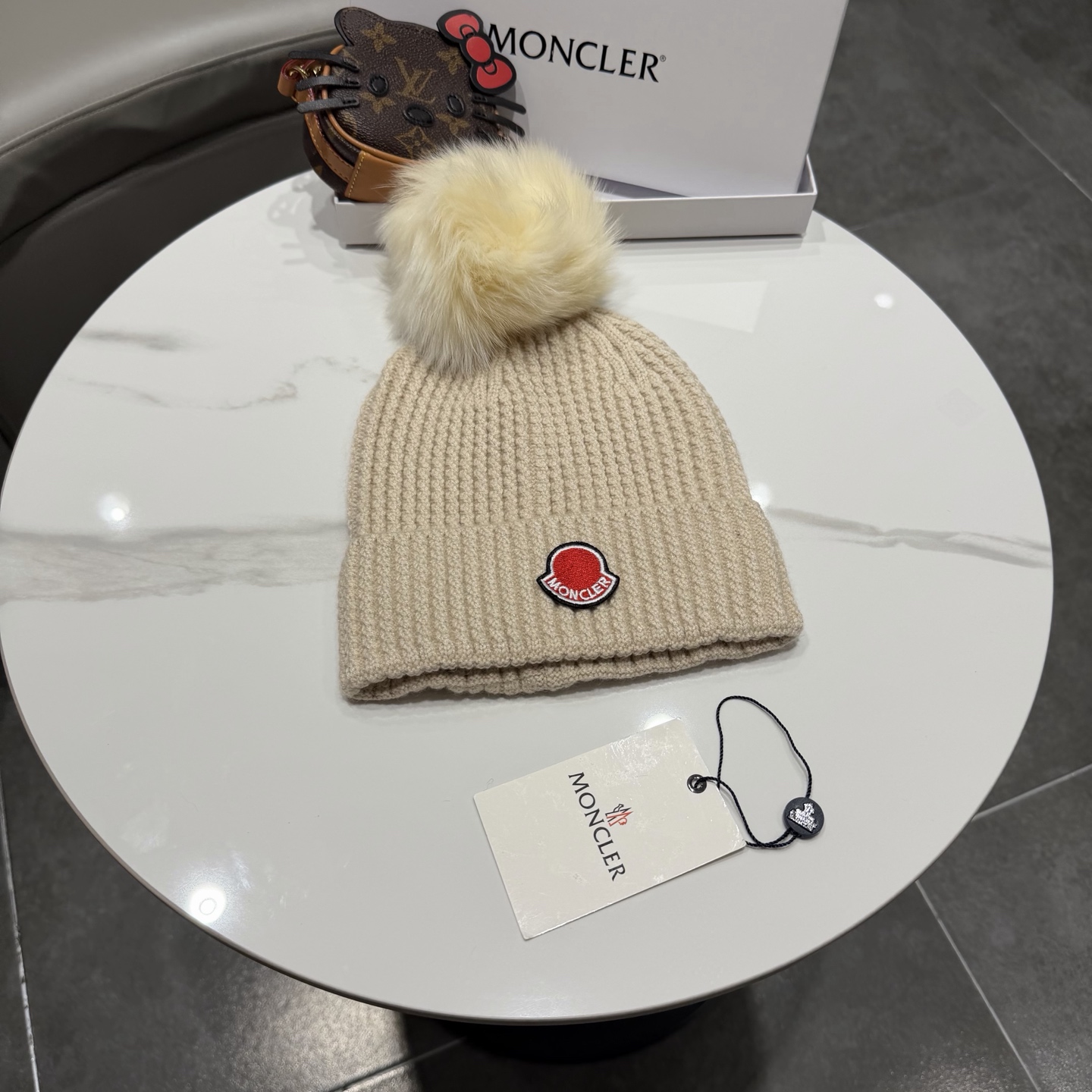 NO:580593,MONCLER knitted hat with fox fur hat is very soft and comfortable in quality, warm and fashionable, simple and elegant, and versatile!  Hats bucket hat, baseball cap, knitted hat, hat, Moncler, espadrilles, hats19860909蒙口针织帽MONCLER毛线帽配狐狸毛帽质量非常柔软舒服,保暖又时尚,简约大气,百搭款！帽子渔夫帽棒球帽针织帽,帽子,Moncler,espadrilles,hats,hat