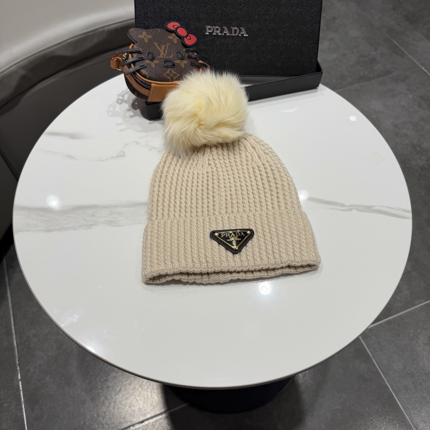 NO:580595,PRADA's new fall and winter style comes with a fox fur ball counter knitted beanie. It's super popular and has first-class quality. It's great to match when out on the street!  Age-reducing artifact hat, fisherman hat, baseball cap, knitted hat, hat, prada, prada, espadrilles, hats19860909普拉达PRADA 秋冬新款配狐狸毛球专柜针织毛线帽,超火爆质感一流,出街超好搭配！减龄神器帽子渔夫帽棒球帽针织帽,帽子,prada,prada,espadrilles,hats,hat