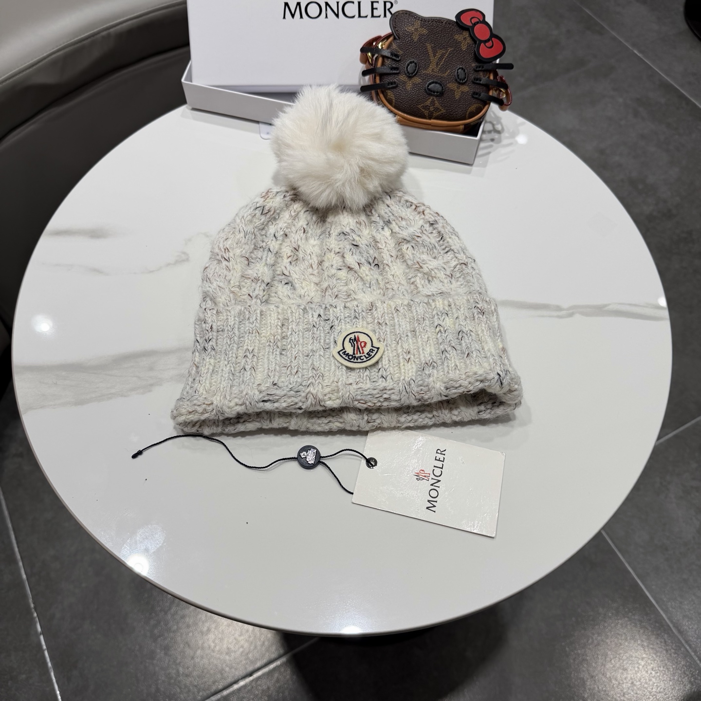 NO:580599,Moncler Moncler. Very soft and skin-friendly, very elastic and textured, and a very versatile style ~ Warm cashmere woolen hat, one size fits all and elastic ~ Unisex, can be worn by any head size. The quality is super good, I really recommend hats, fisherman hats, baseball caps, knitted hats, hats, Moncler, Moncler, espadrilles, hats19860909蒙口Moncler盟可睐官.非常柔软亲肤,弹性很好有质感又非常百搭的款式~保暖的 羊绒毛线帽,均码有弹性~男女通用,任何头围都可以佩戴.质量超好真心推荐帽子渔夫帽棒球帽针织帽,帽子,Moncler,Moncler,espadrilles,hats,hat