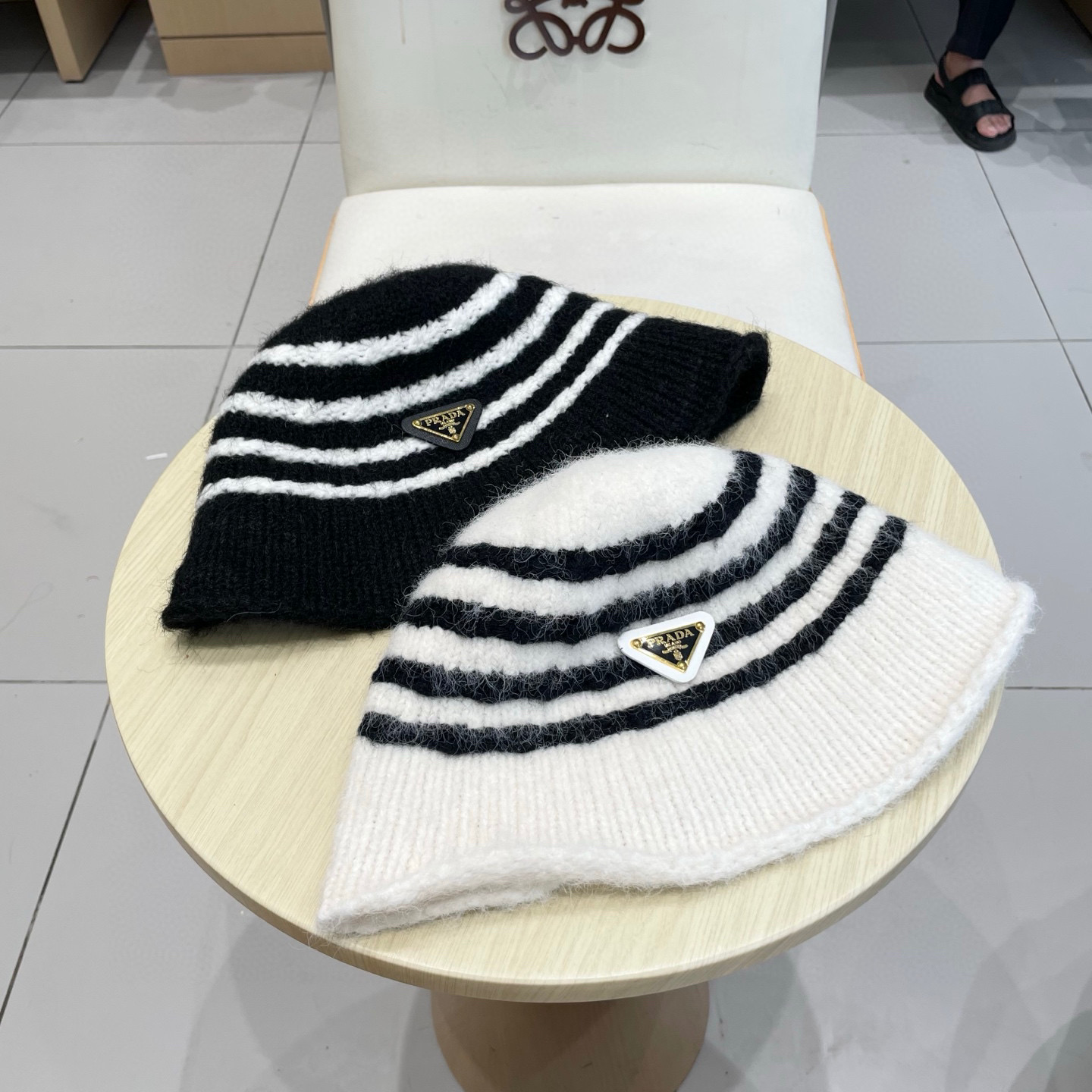 Prada普拉达2025新款条纹针织渔夫帽女秋冬季日系复古百搭显脸小毛线帽大头围水桶帽子