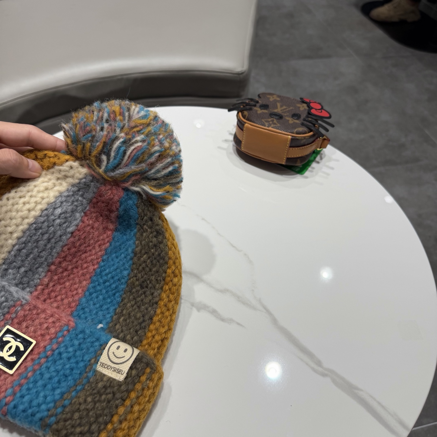 chanel香奈儿手工针织帽子女韩版可爱毛球麻花辫子雷锋帽秋冬季加厚保暖护耳帽 h