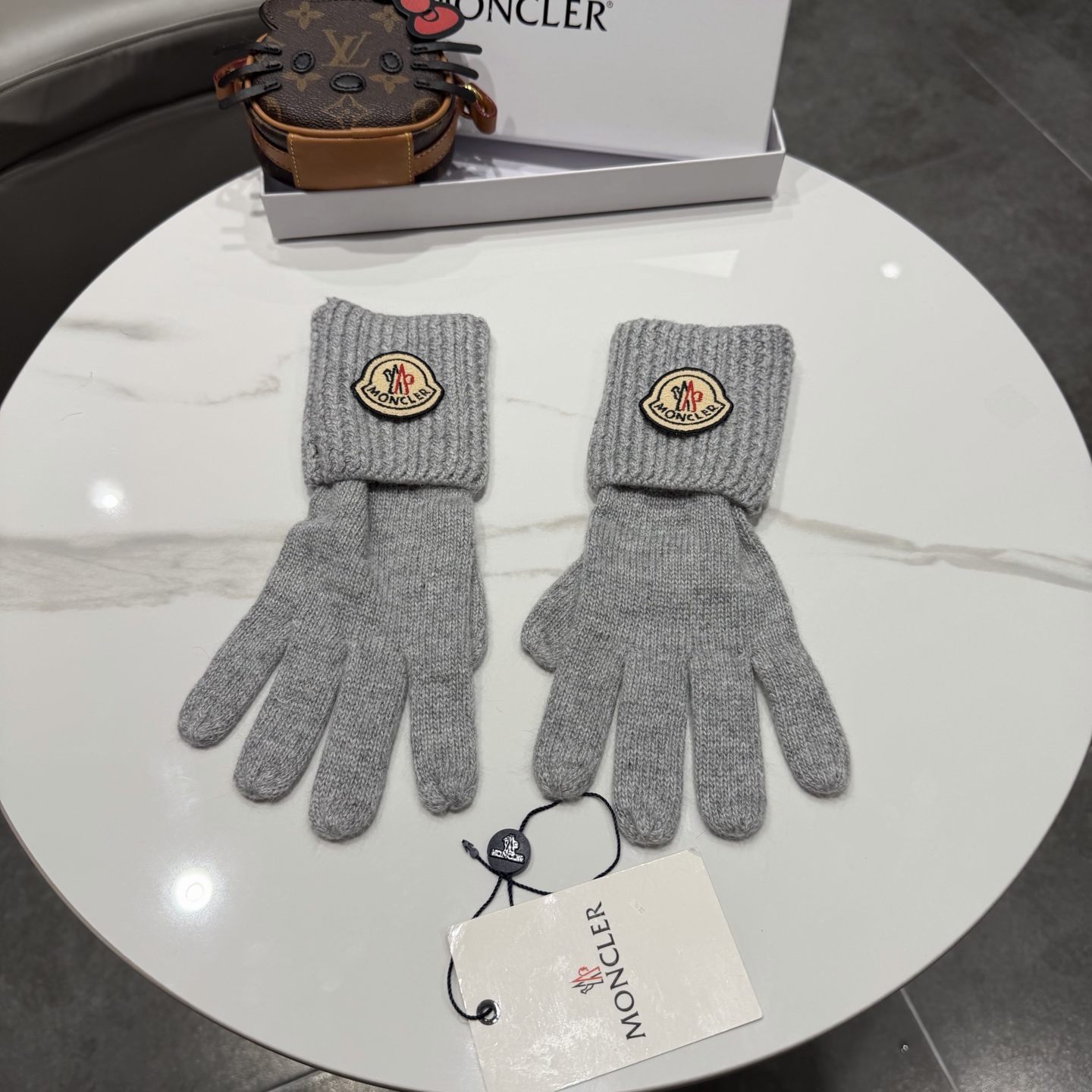 NO:584061,MONCLER muzzle knitted gloves, available in four colors: black, white, beige, gray. Classic small label embroidery design, one size fits all, unisex. The gloves are made of high-quality knitted fabric, soft and comfortable, with good warmth retention. Five-finger design, touch screen function is easy to use. There are small brand logos on the back of the hand, simple and elegant. Brand new gloves with tags, gloves, Moncler, gloves19860909MONCLER蒙口针织手套,四色可选黑色、白色、米色、灰色.经典小标刺绣设计,均码设计,男女通用. 手套采用优质针织面料,柔软舒适,保暖性好.五指设计,触屏功能方便使用.手背处有品牌小标点缀,简约大方. 全新带吊牌手套,手套,Moncler,gloves,accessory