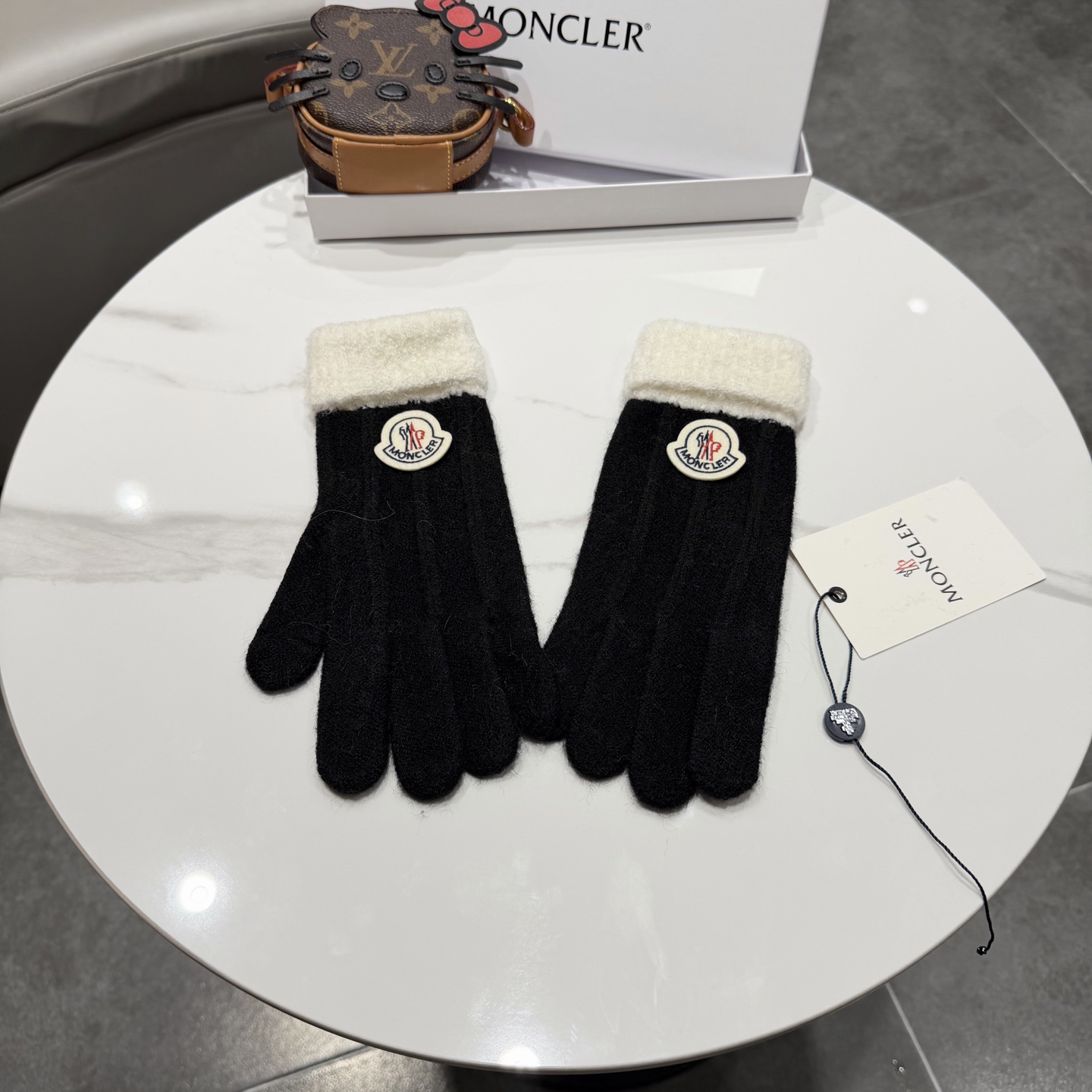 NO:584025,Moncler muzzle knitted gloves, available in five colors: black, gray, off-white, and red. Classic small label design, twist knitting technology, one-size-fits-all design for both men and women. Glove details - Classic small label embroidery, low-key luxury - Twist knitted fabric, soft and comfortable - Touch screen design, you can play with mobile phones while wearing it - One-size-fits-all design, suitable for all hand sizes Gloves, gloves, Moncler, gloves19860909Moncler蒙口针织手套,五色可选黑色、灰色、米白、红色.经典小标设计,麻花编织工艺,均码设计男女通用. 手套细节 - 经典小标刺绣,低调奢华 - 麻花针织面料,柔软舒适 - 触屏设计,戴着也能玩手机 - 均码设计,适合各种手型手套,手套,Moncler,gloves,accessory