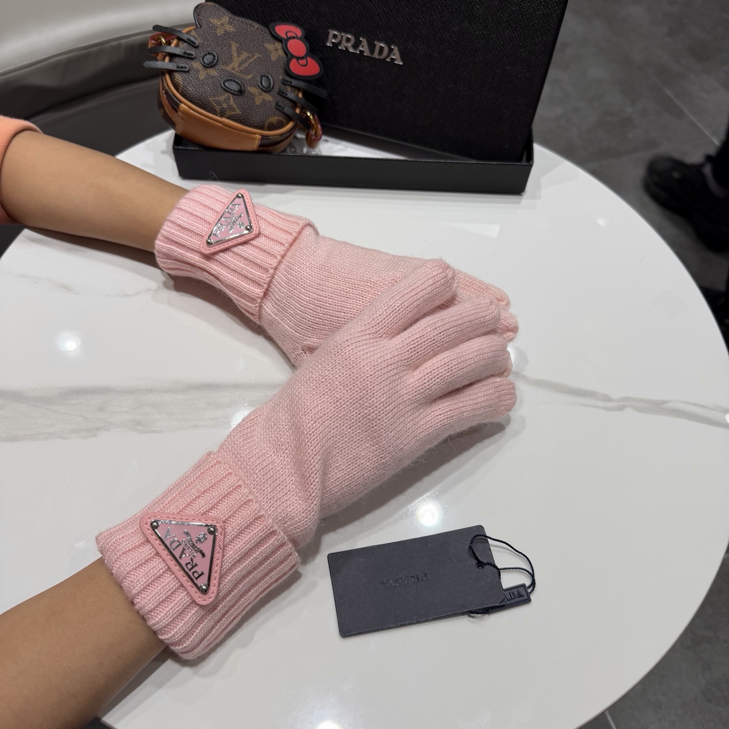 NO:584028,Prada wool gloves, classic triangle design, available in five colors: pink, gray, off-white, pure white, and black. The gloves are made of high-quality wool fabrics, touch screen design, warm and comfortable. Glove details - Classic triangle logo embellishment, outstanding texture - Touch screen design, easy to operate on mobile phones - One-size-fits-all design gloves, gloves, prada, prada, gloves19860909prada普拉达羊毛手套,经典三角标设计,五色可选粉色、灰色、米白、纯白、黑色.手套采用优质羊毛面料,触屏设计,保暖舒适. 手套细节 - 经典三角标logo点缀,质感出众 - 触屏设计,手机操作方便 - 均码设计手套,手套,prada,prada,gloves,accessory