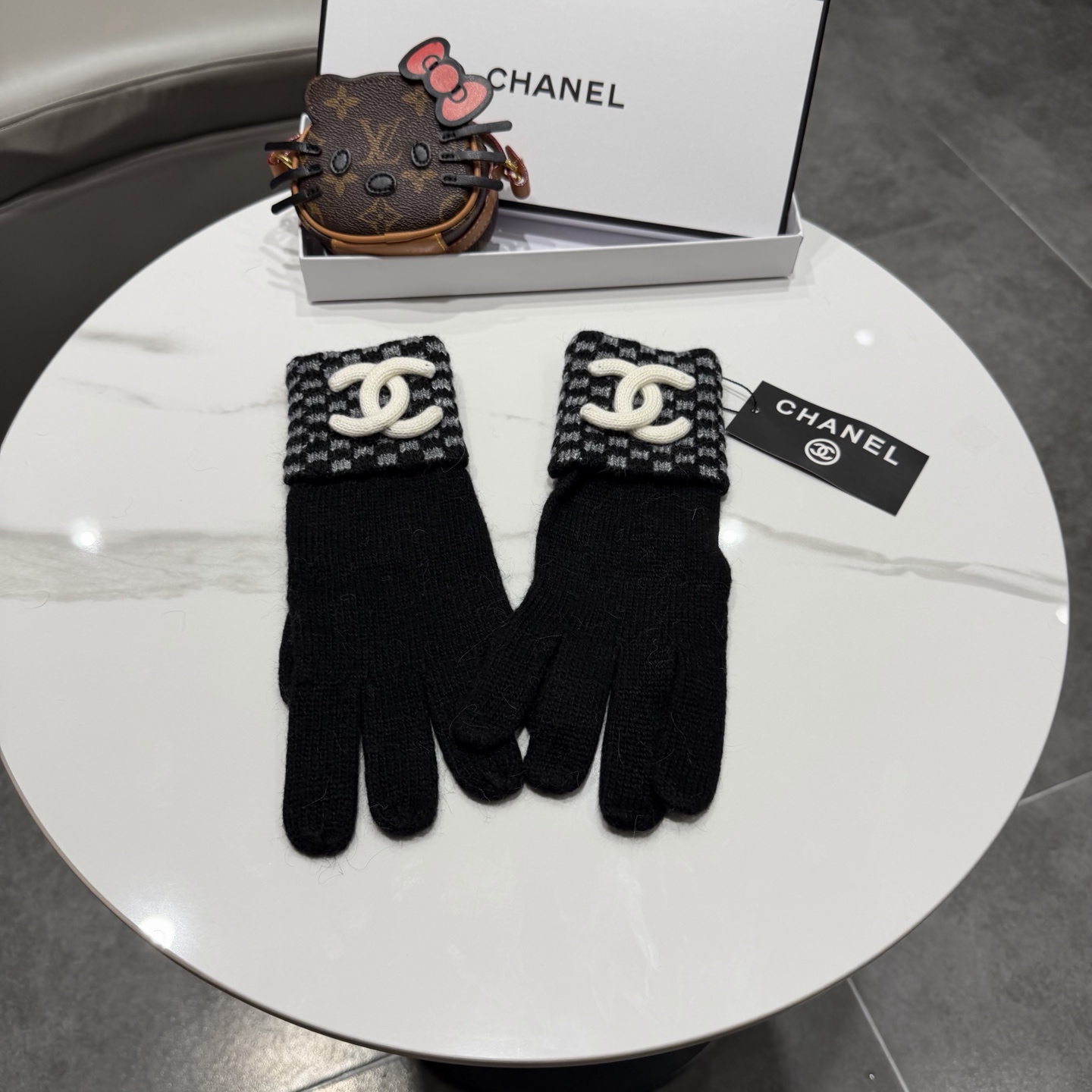 NO:584065,Chanel cashmere knitted gloves, available in four colors: dark blue, black, white, and off-white. Classic double C logo design, black and white houndstooth color matching, fashionable and versatile. Glove details - Pure cashmere material, soft, comfortable and warm - Houndstooth textured cuffs, exquisite and three-dimensional - Double C logo embellishment, classic and elegant - Five-finger design fits the hand, comfortable to wear Gloves, gloves, chanel, chanel, gloves19860909Chanel香奈儿羊绒针织手套,四色可选深蓝、黑色、白色、米白.经典双C标志设计,黑白千鸟格配色,时尚百搭. 手套细节 - 纯羊绒材质,柔软舒适保暖 - 千鸟格纹理袖口,精致立体 - 双C标志点缀,经典大气 - 五指设计贴合手型,戴着舒服 手套,手套,chanel,chanel,gloves,accessory