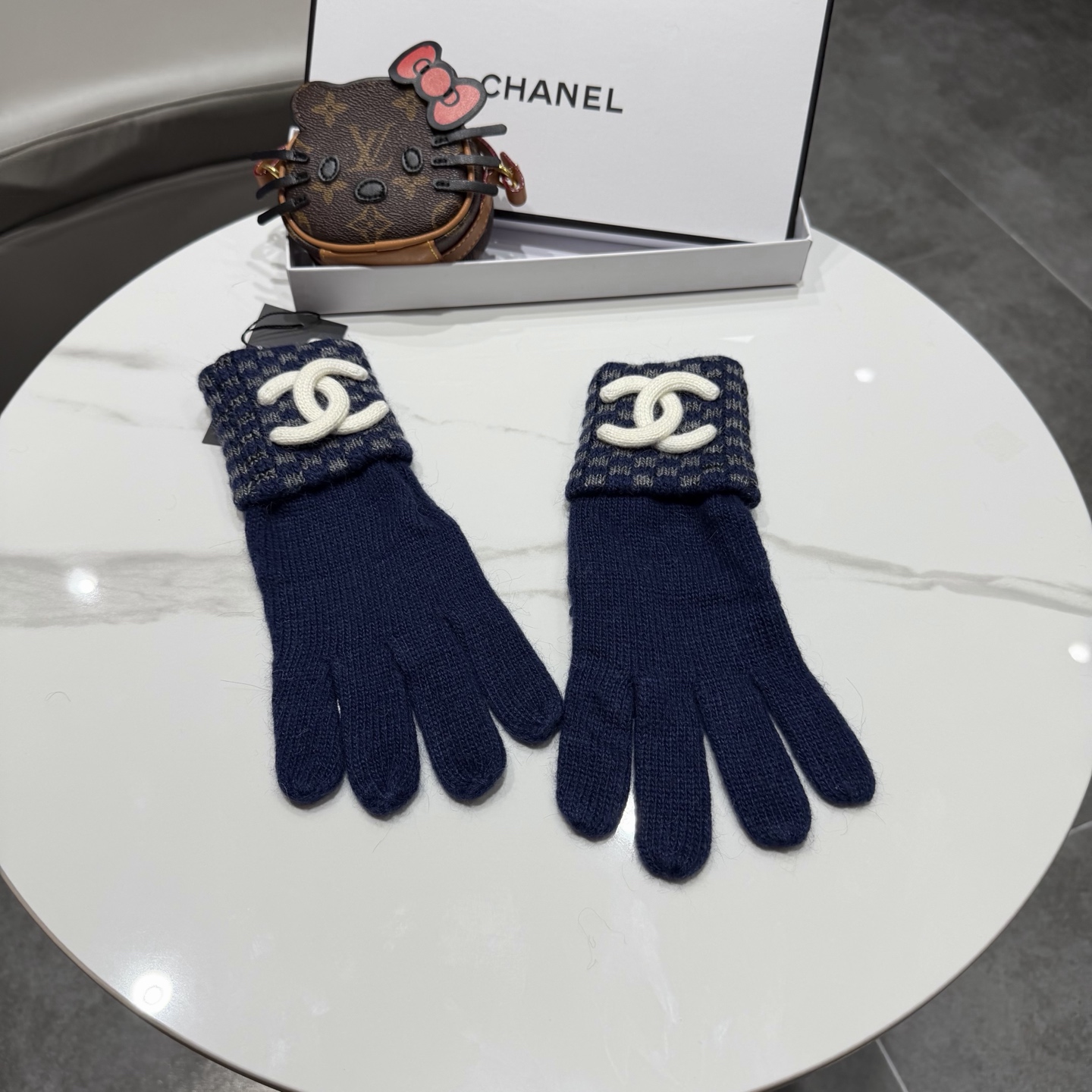 NO:584068,Chanel cashmere knitted gloves, available in four colors of dark blue, black, white and off-white. Classic double C logo design, black and white houndstooth color matching, fashionable and versatile. Glove details - Pure cashmere material, soft, comfortable and warm - Houndstooth textured cuffs, exquisite and three-dimensional - Double C logo embellishment, classic and elegant - Five-finger design fits the hand, comfortable to wear gloves, gloves, chanel, chanel, gloves19860909Chanel香奈儿羊绒针织手套,四色可选深蓝、黑色、白色、米白.经典双C标志设计,黑白千鸟格配色,时尚百搭. 手套细节 - 纯羊绒材质,柔软舒适保暖 - 千鸟格纹理袖口,精致立体 - 双C标志点缀,经典大气 - 五指设计贴合手型,戴着舒服手套,手套,chanel,chanel,gloves,accessory