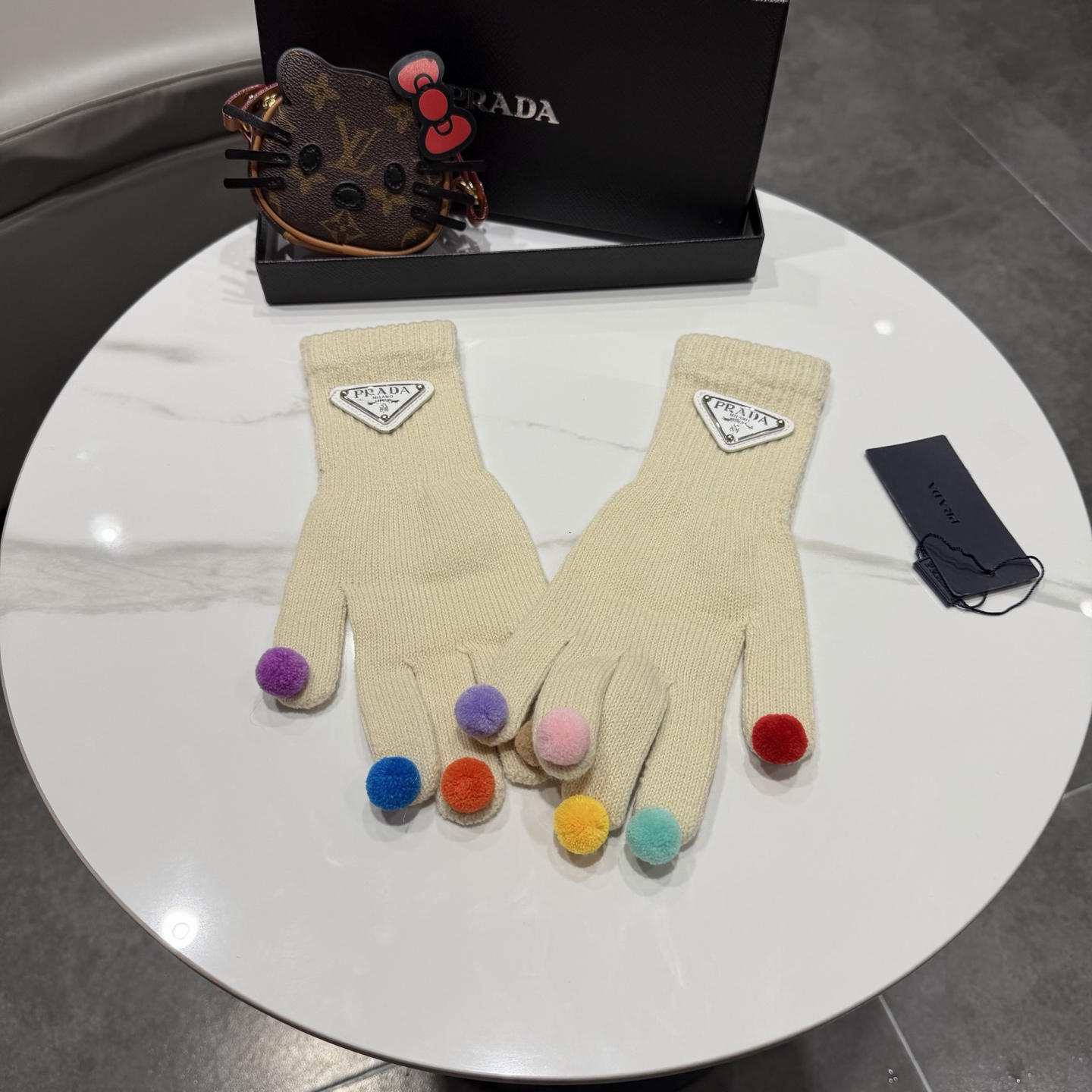 NO:584071,Prada fur ball gloves are available in three colors: black, off-white, and pink. The classic triangle logo design is decorated with colorful fur balls on the five fingers, which is fashionable and cute. The gloves are made of high-quality knitted fabric, soft and comfortable. The fingertips are decorated with colorful fur balls, which are warm and fashionable. One-size-fits-all design, unisex. Brand new gloves with tags, gloves, prada, prada, gloves19860909Prada普拉达毛球手套,三色可选黑色、米白、粉色.经典三角标设计,五指彩色毛球装饰,时尚可爱. 手套采用优质针织面料,柔软舒适.手指指尖彩色毛球点缀,保暖又时尚.均码设计,男女通用. 全新带吊牌手套,手套,prada,prada,gloves,accessory