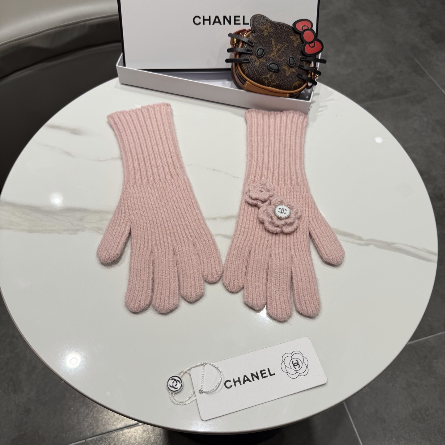 NO:584075,Chanel knitted gloves, available in four colors: off-white, pink, gray, and black. Classic floral decorative design, with 2-finger touch screen function. Glove details - Classic double C logo embellishment, exquisite and elegant - Flower decorative design, fashionable and versatile - One-size-fits-all design, suitable for all hand sizes - With touch screen function, easy for daily use - With hanging tags for packaging gloves, gloves, chanel, chanel, gloves19860909Chanel香奈儿针织手套,四色可选米白、粉色、灰色、黑色.经典花朵装饰设计,带2指触屏功能. 手套细节 - 经典双C标志点缀,精致优雅 - 花朵装饰设计,时尚百搭 - 均码设计,适合各种手型 - 带触屏功能,日常使用方便 - 带吊牌配包装手套,手套,chanel,chanel,gloves,accessory