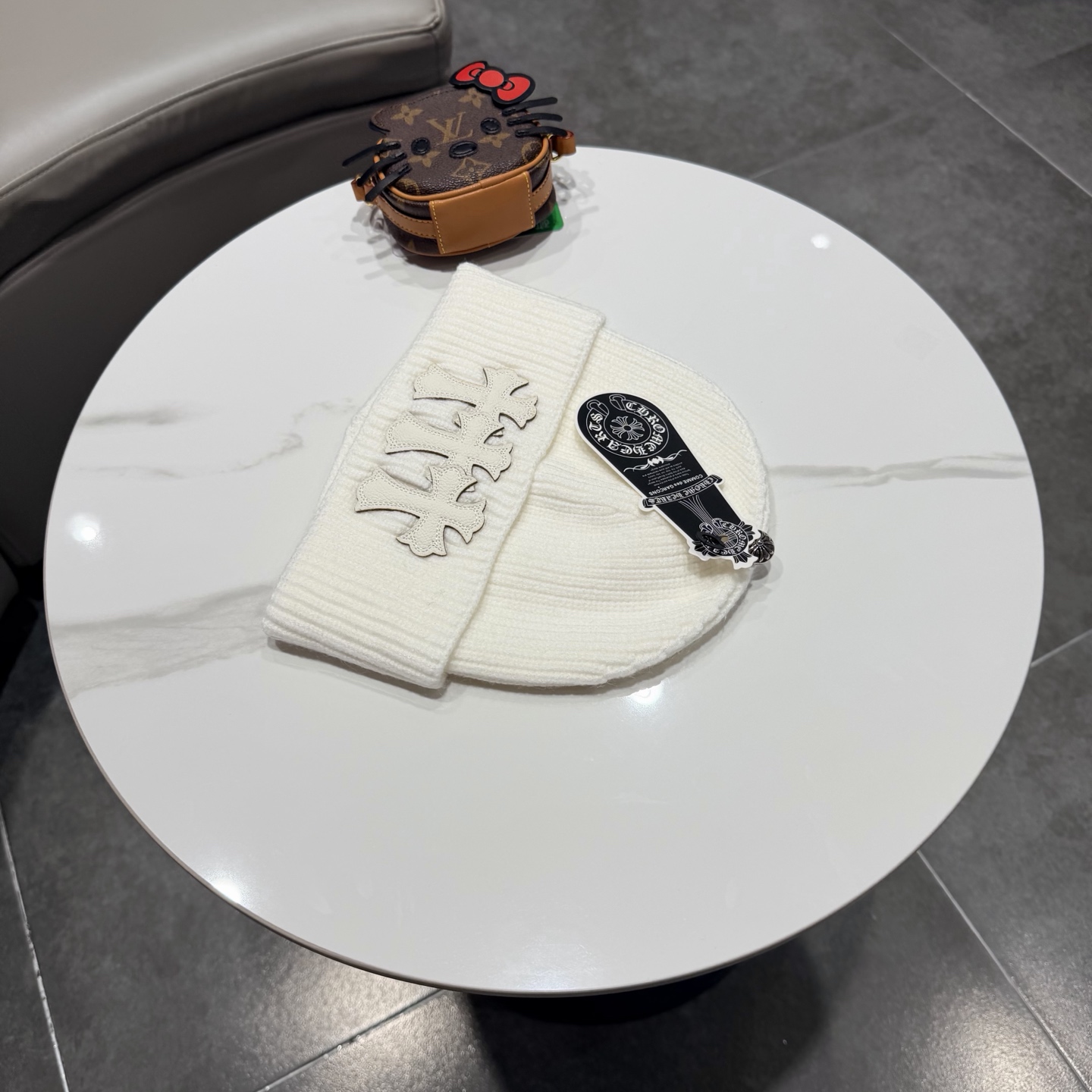 克罗心秋冬款羊毛针织毛线帽这款必定是极简主义的最爱干净，利索，时尚百搭，绝对不挑脸型！属于时尚经典的万年