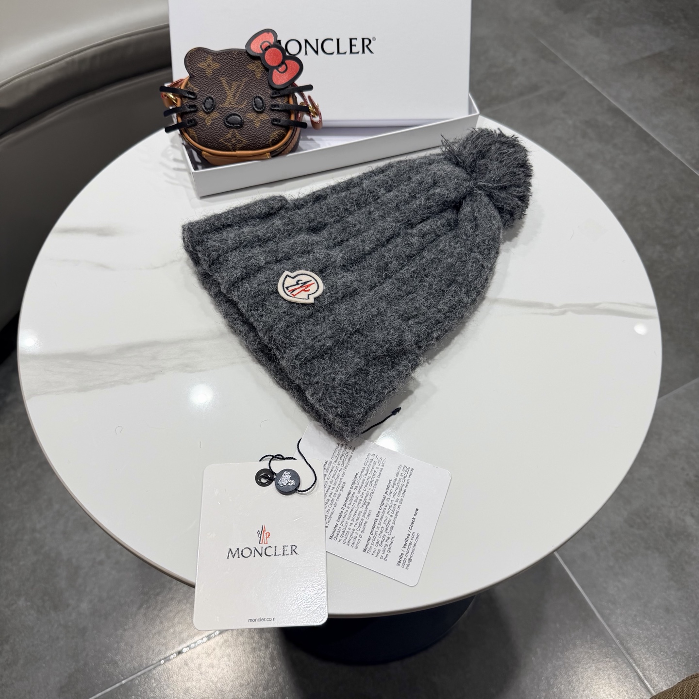 蒙口针织帽MONCLER毛线帽👍质量非常柔软舒服，保暖又时尚，简约大气，百搭款！