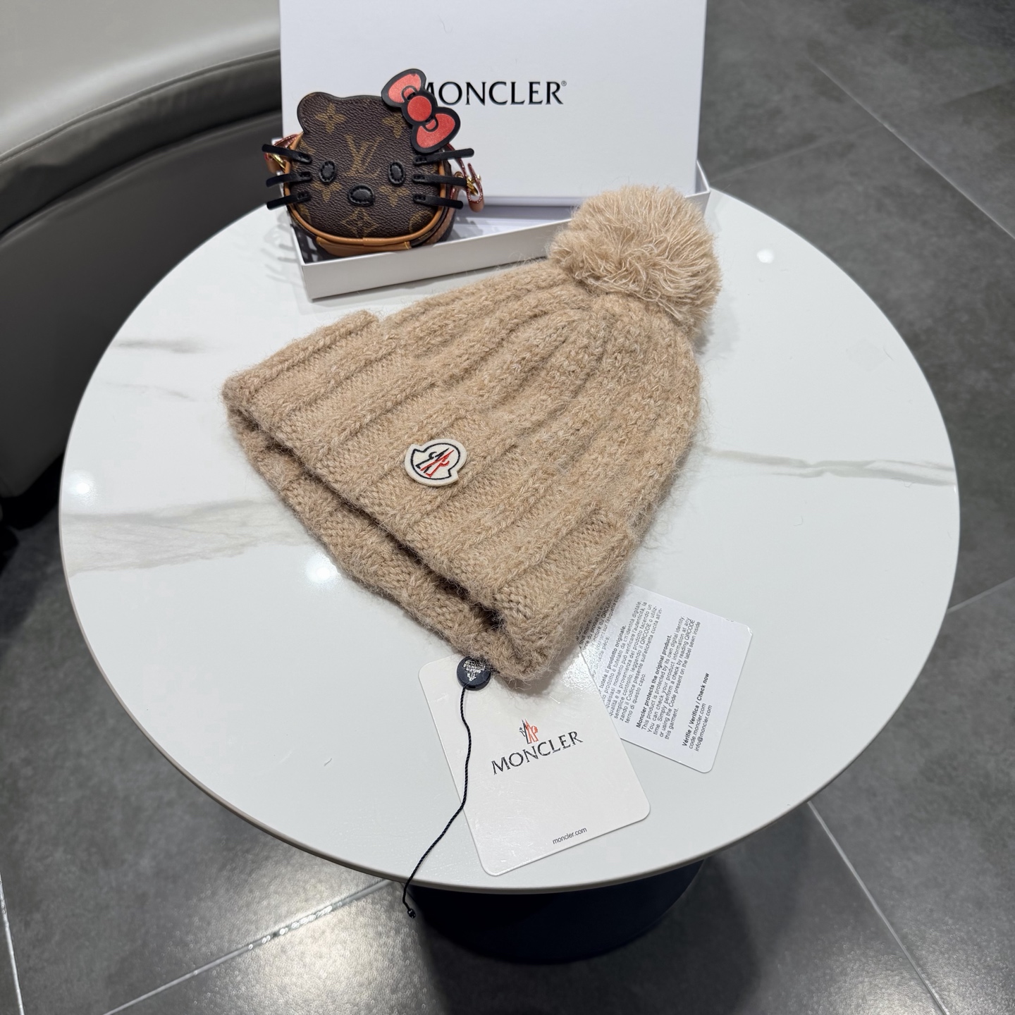 蒙口针织帽MONCLER毛线帽👍质量非常柔软舒服，保暖又时尚，简约大气，百搭款！