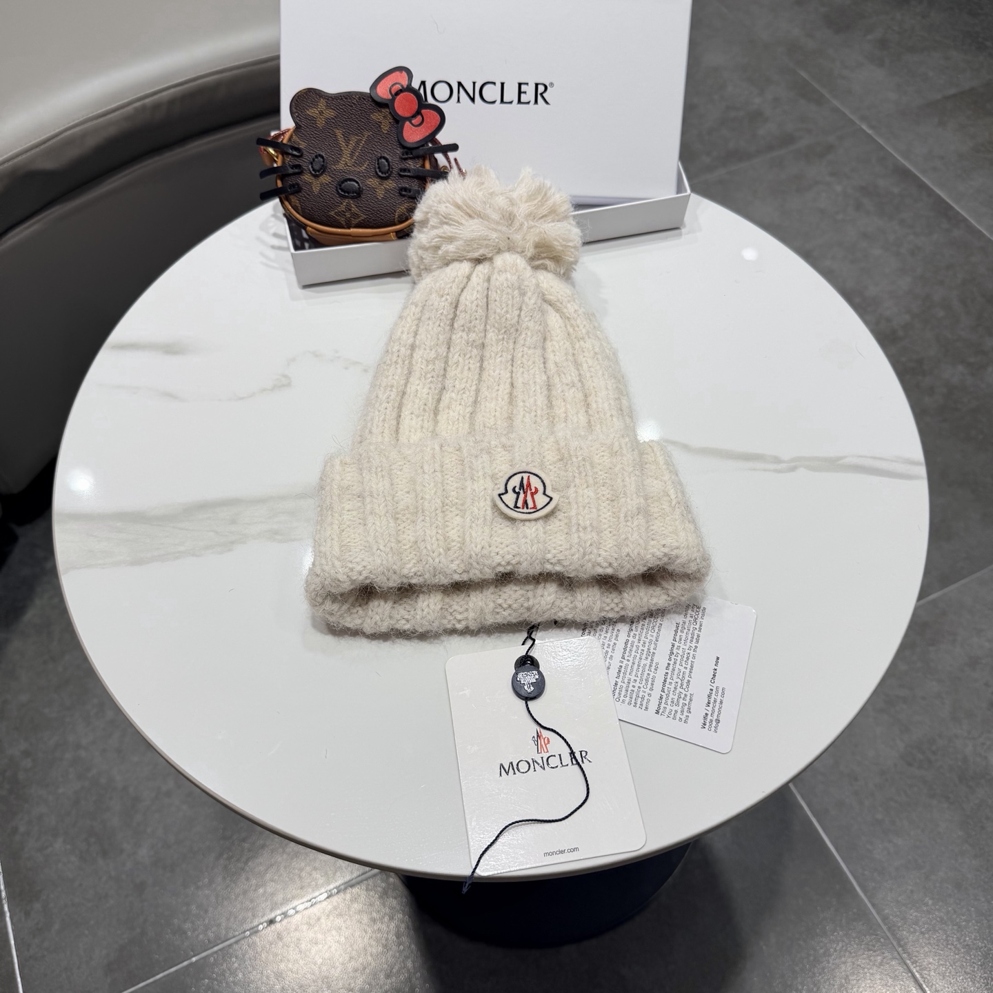 NO:587827,The MONCLER woolen hat is very soft and comfortable, warm and fashionable, simple and elegant, and versatile!  Hats bucket hat, baseball cap, knitted hat, hat, Moncler, espadrilles, hats19860909蒙口针织帽MONCLER毛线帽质量非常柔软舒服,保暖又时尚,简约大气,百搭款！帽子渔夫帽棒球帽针织帽,帽子,Moncler,espadrilles,hats,hat