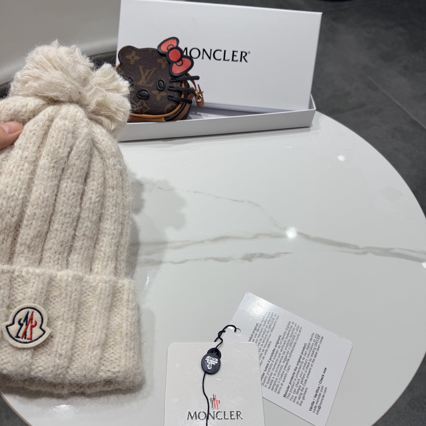 蒙口针织帽MONCLER毛线帽👍质量非常柔软舒服，保暖又时尚，简约大气，百搭款！