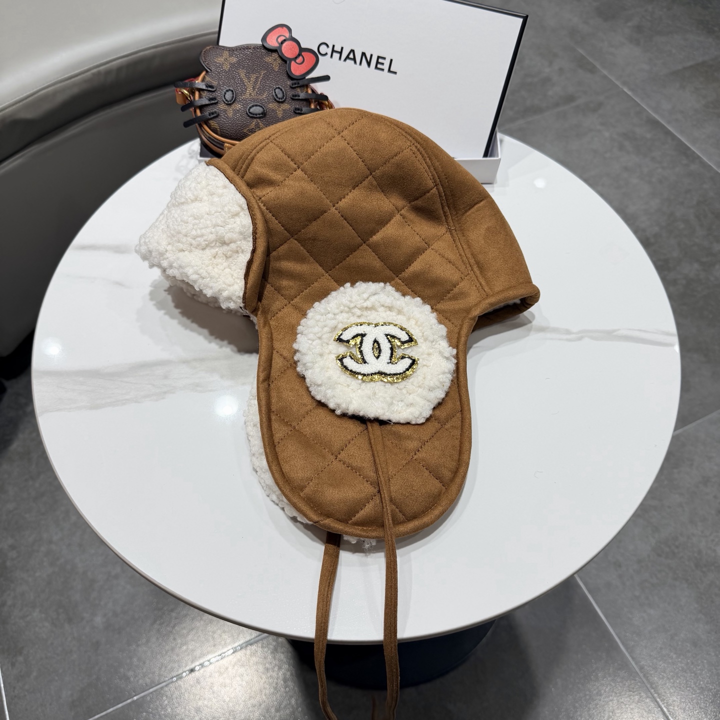 NO:587832,chanel Chanel winter new plus velvet windproof suede thunder hat men and women outdoor riding warm ear protection flight hat hat fisherman hat baseball cap knitted hat, hat, chanel, chanel, espadrilles, chamois leather, hats19860909chanel香奈儿冬季新款加绒防风麂皮绒雷锋帽男女同款户外骑行保暖护耳飞行帽帽子渔夫帽棒球帽针织帽,帽子,chanel,chanel,espadrilles,chamois leather,hats,hat