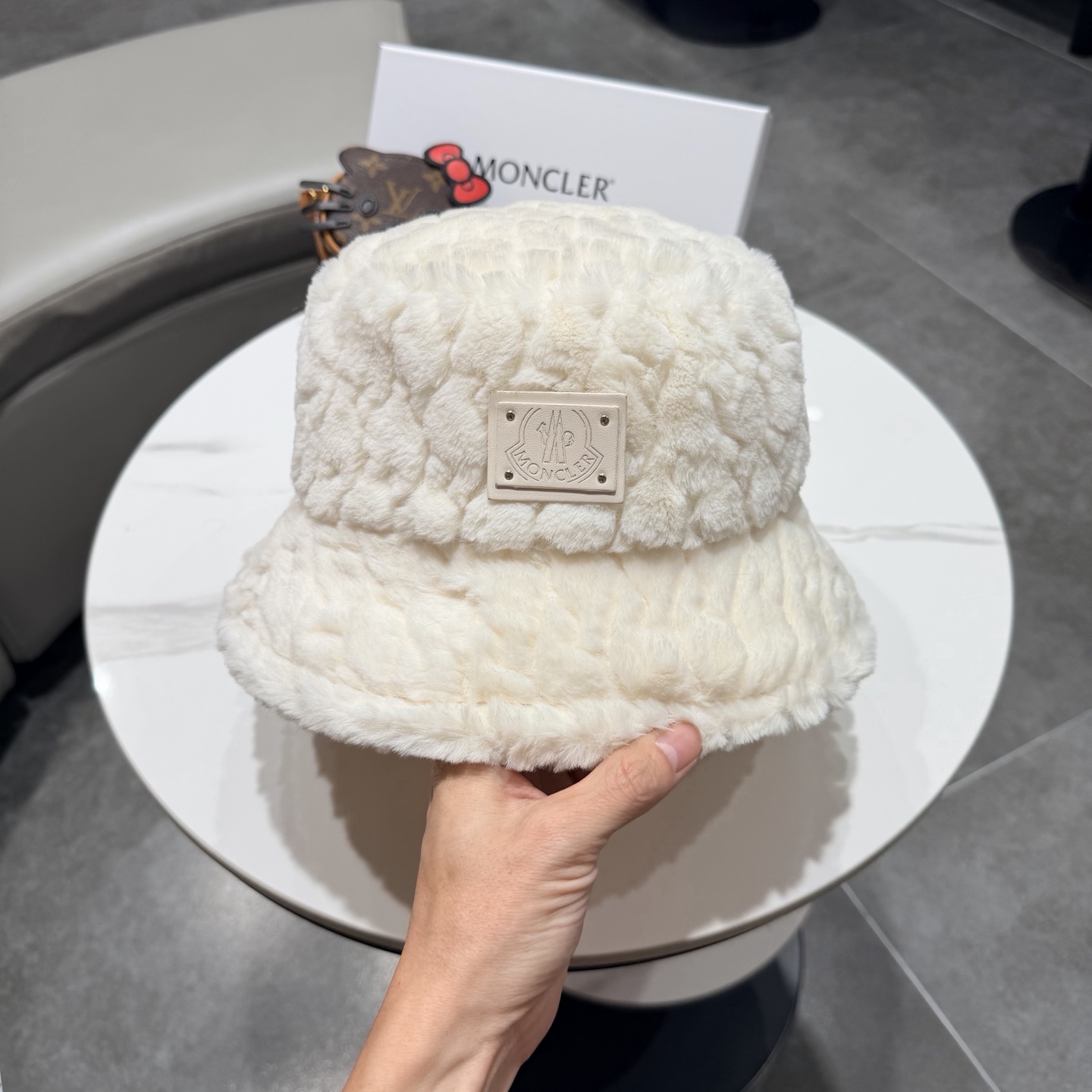 。MONCLER蒙口🎩秋冬新款毛绒加厚秋冬渔夫帽超火爆💖质感很赞，