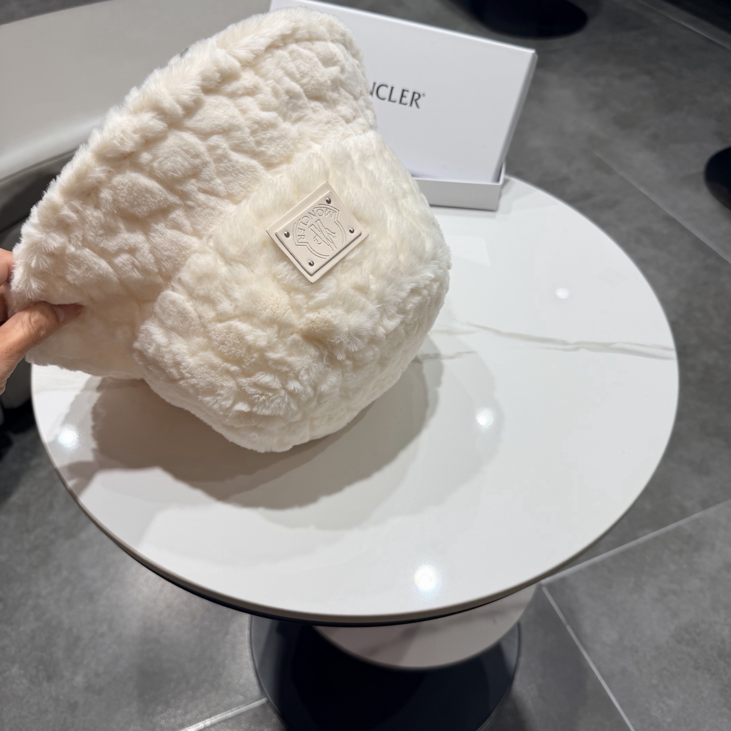 。MONCLER蒙口🎩秋冬新款毛绒加厚秋冬渔夫帽超火爆💖质感很赞，