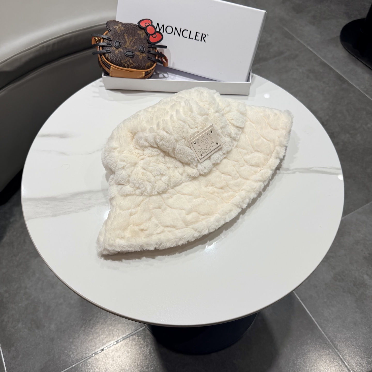 。MONCLER蒙口🎩秋冬新款毛绒加厚秋冬渔夫帽超火爆💖质感很赞，