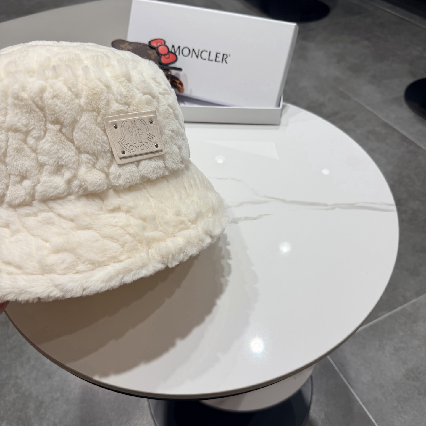 。MONCLER蒙口🎩秋冬新款毛绒加厚秋冬渔夫帽超火爆💖质感很赞，