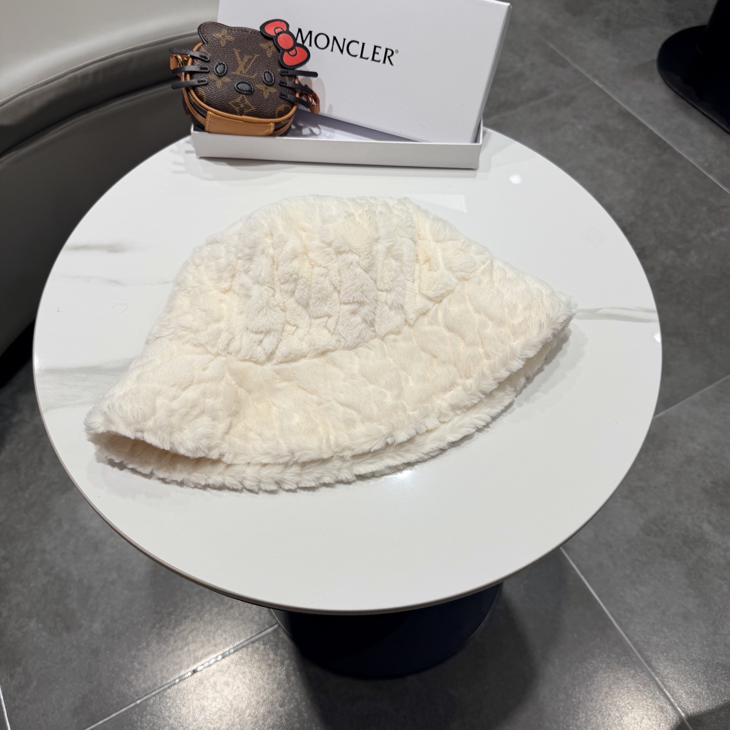 。MONCLER蒙口🎩秋冬新款毛绒加厚秋冬渔夫帽超火爆💖质感很赞，