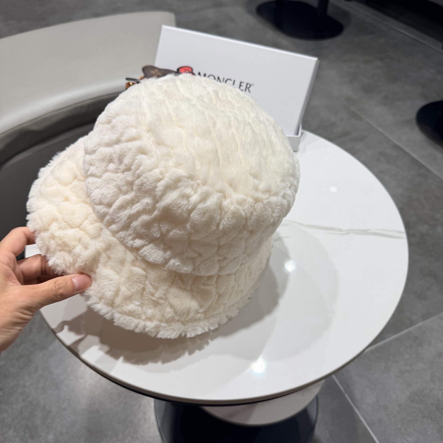 。MONCLER蒙口🎩秋冬新款毛绒加厚秋冬渔夫帽超火爆💖质感很赞，