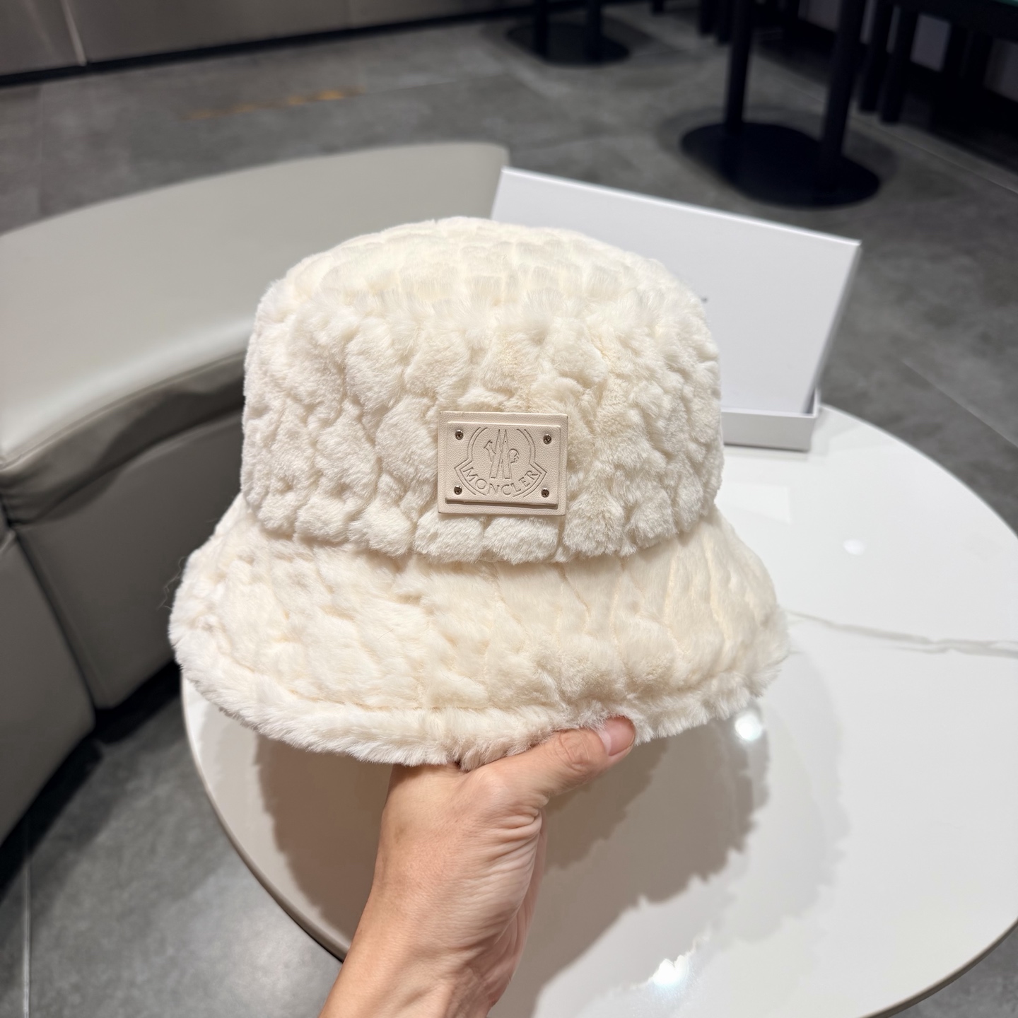 。MONCLER蒙口🎩秋冬新款毛绒加厚秋冬渔夫帽超火爆💖质感很赞，