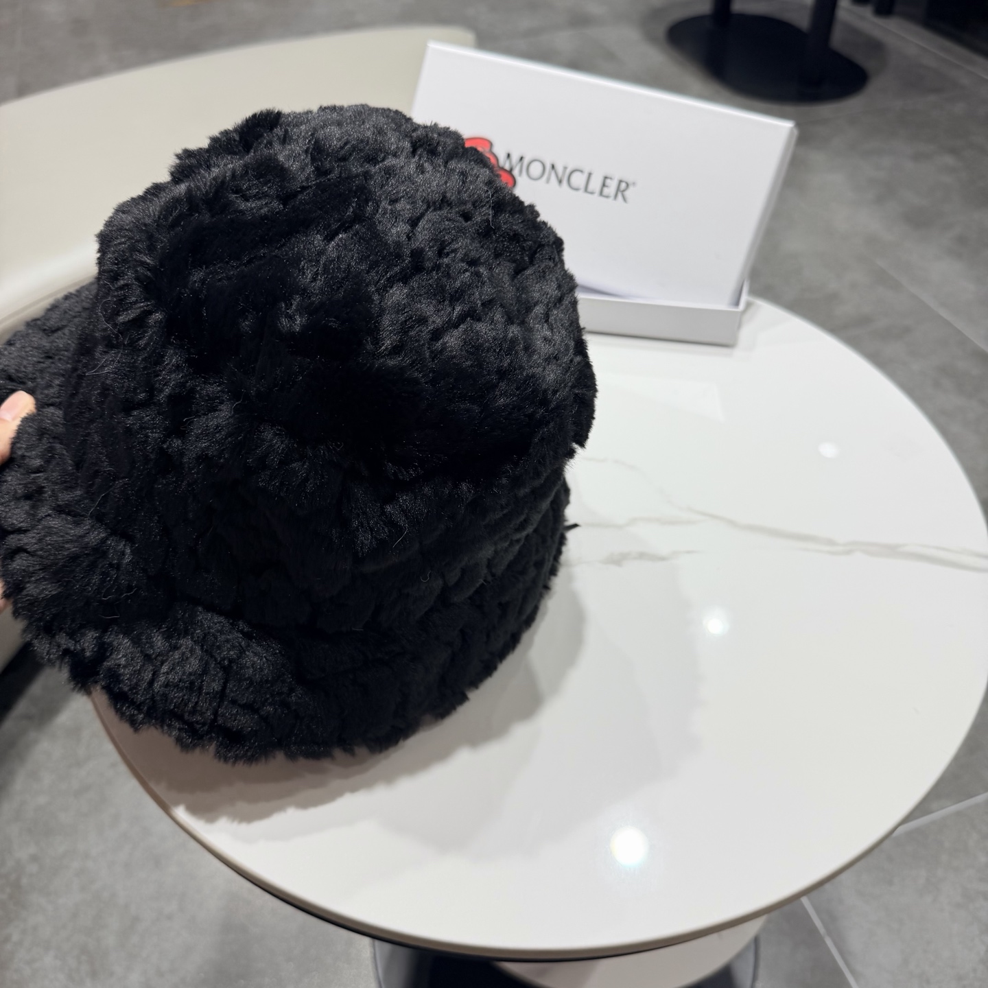 。MONCLER蒙口🎩秋冬新款毛绒加厚秋冬渔夫帽超火爆💖质感很赞，