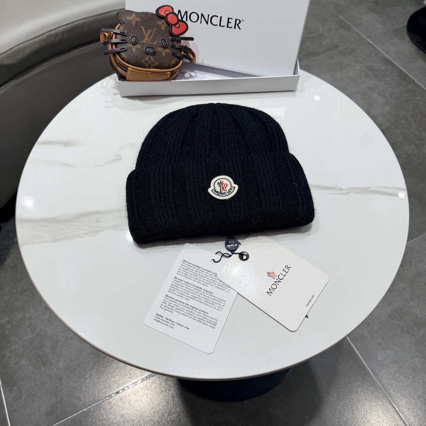 NO:587849,Moncler autumn and winter style cuffed wool knitted beanie. High-quality customization ~ This must be the favorite of minimalism. Fashionable and versatile, absolutely not picky about the face shape. It is a fashionable and classic hat, fisherman hat, baseball cap, knitted hat, hat, Moncler, espadrilles, hats19860909蒙口Moncler秋冬款翻边羊毛针织毛线帽 高品质定制~这款必定是极简主义的最爱 时尚百搭,绝对不挑脸型 属于时尚经典的万年款帽子渔夫帽棒球帽针织帽,帽子,Moncler,espadrilles,hats,hat
